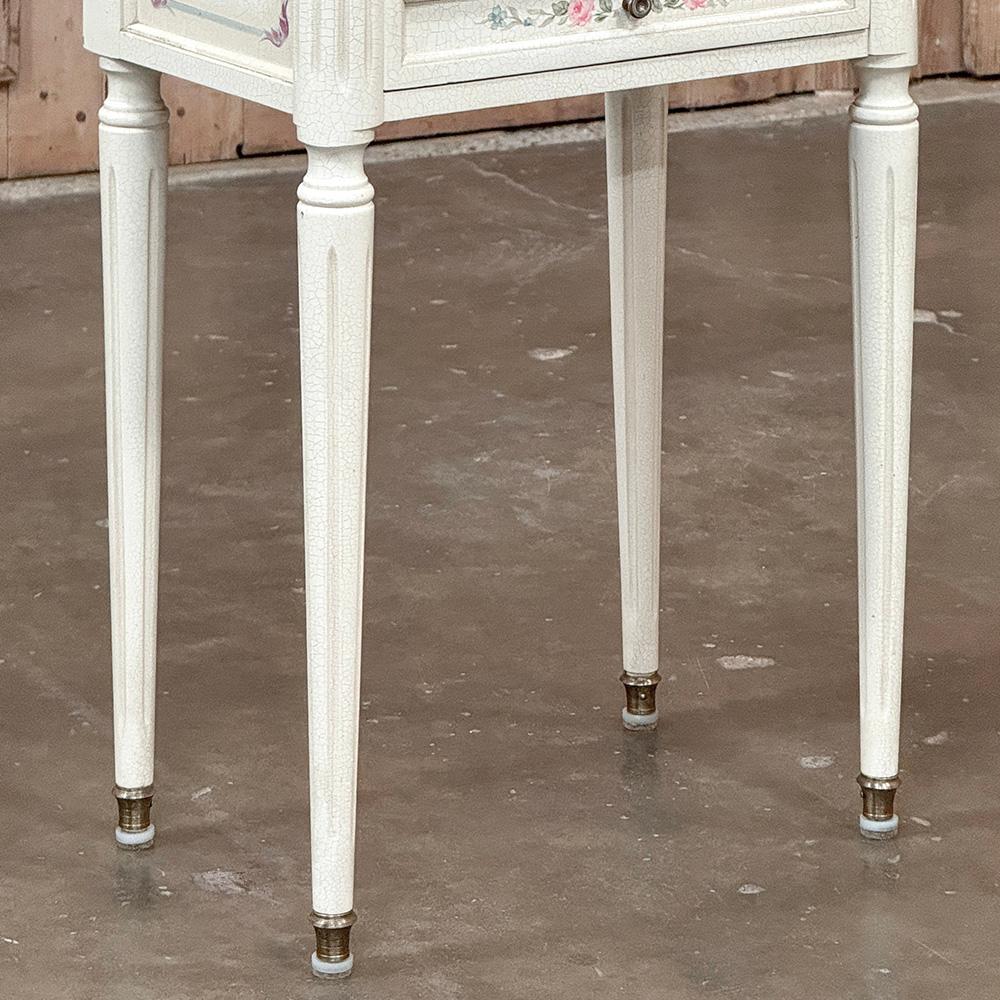 Paire de tables d'appoint peintes Louis XVI ~ Tables de nuit en marbre de Carrare en vente 1