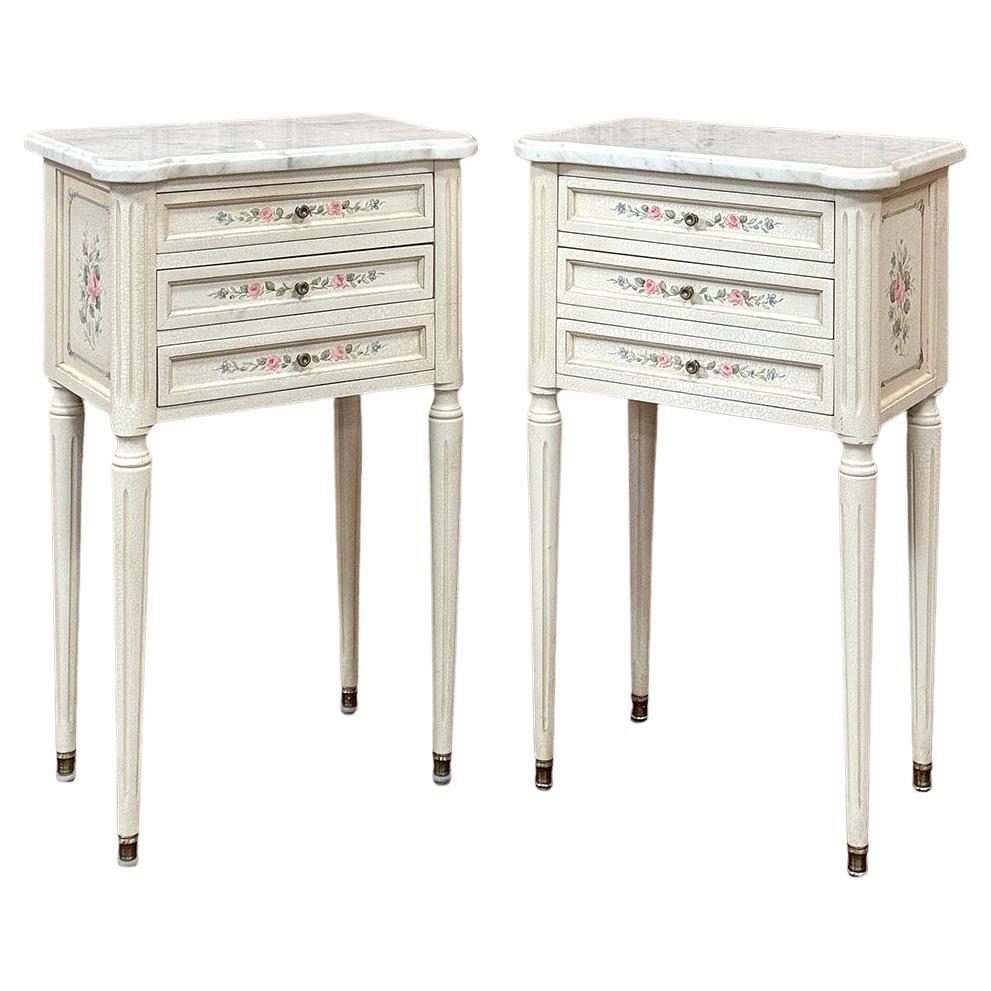 Paire de tables d'appoint peintes Louis XVI ~ Tables de nuit en marbre de Carrare