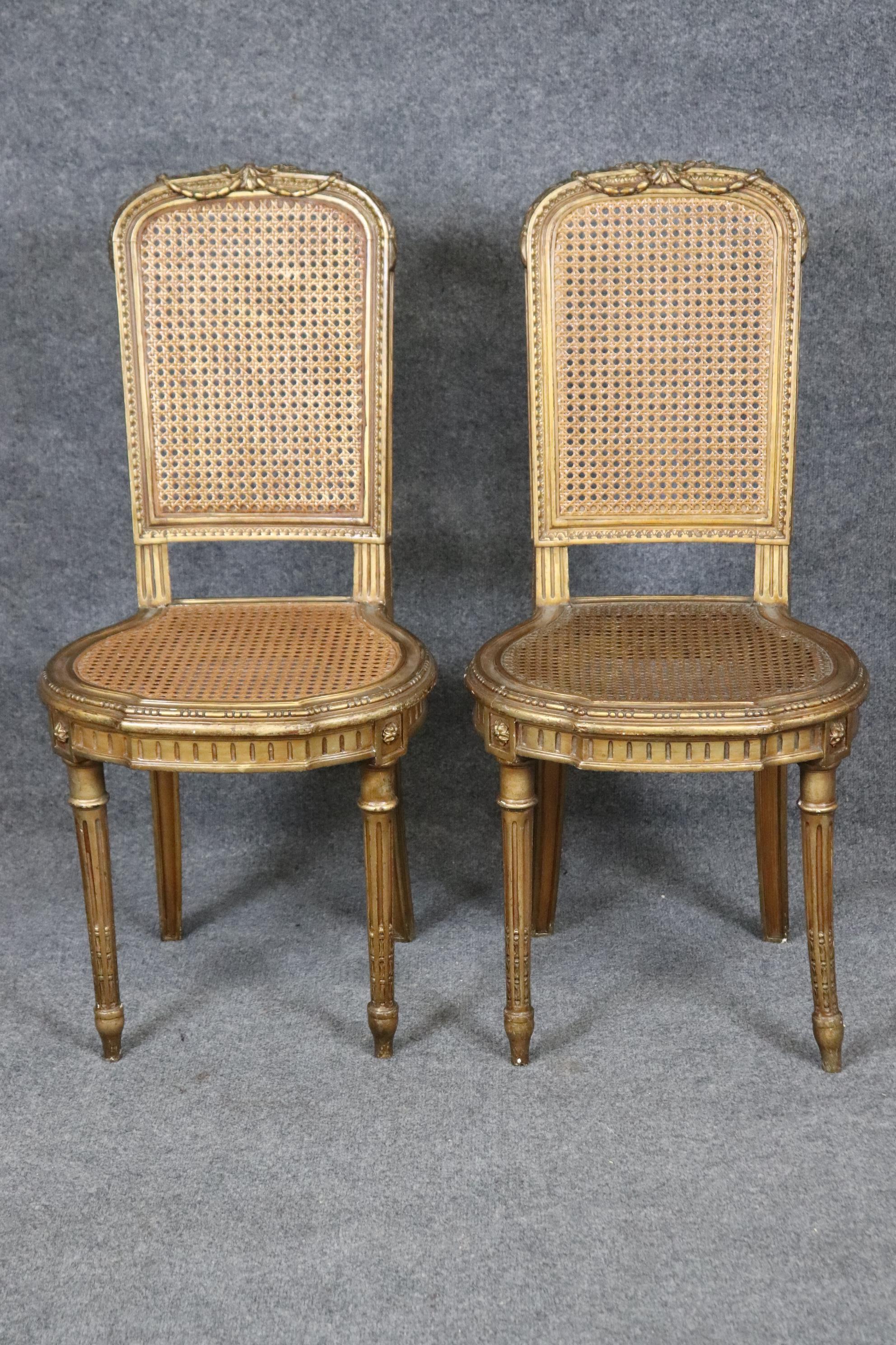 Voici une superbe paire de chaises de boudoir ou d'entrée en noyer sculpté de style Louis XVI. Les chaises sont recouvertes de feuilles d'or véritables et sont en bon état avec des signes mineurs d'âge et d'utilisation de plus de 100 ans. Les
