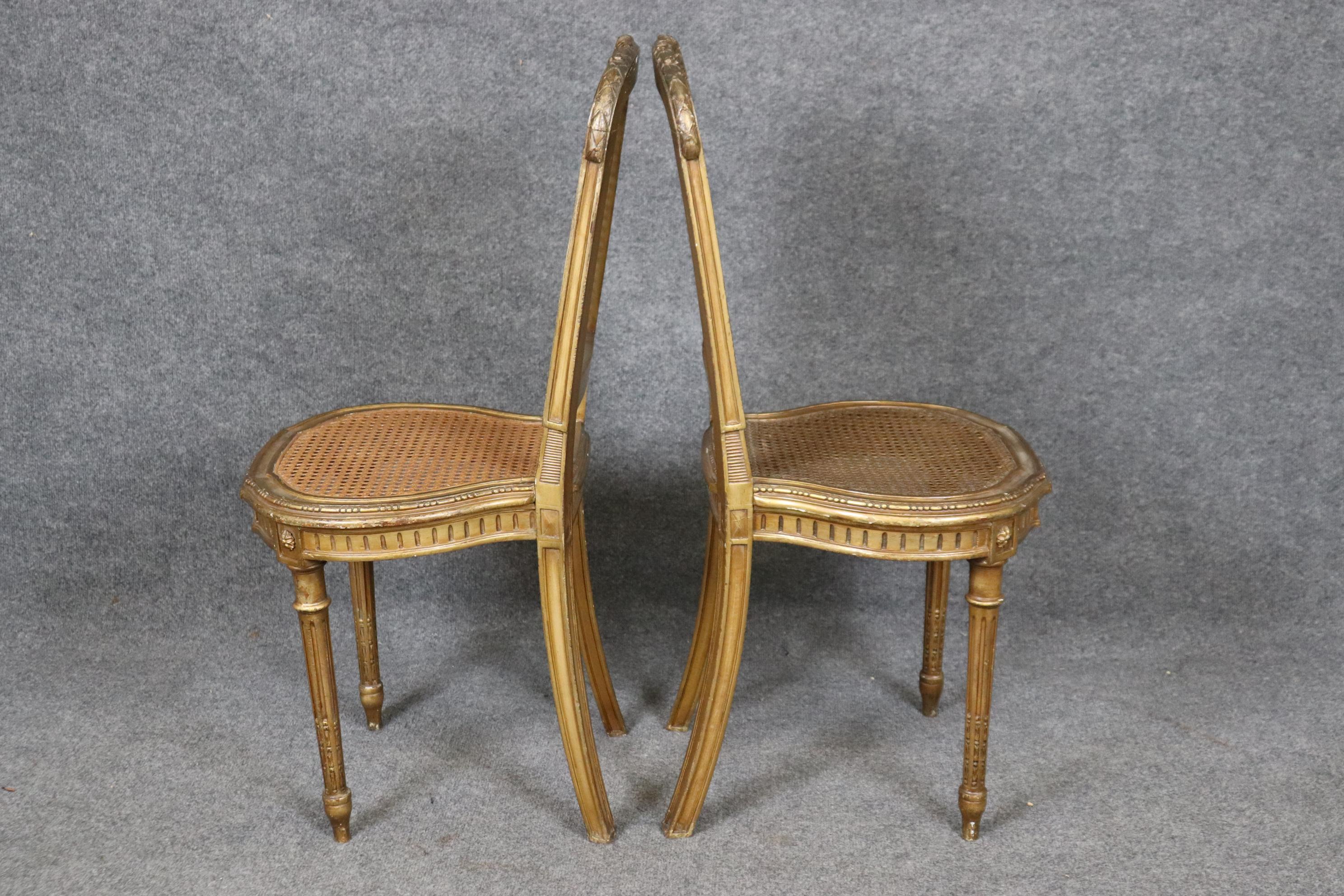 Français Paire de chaises d'appoint françaises de style Louis XVI en rotin doré en vente