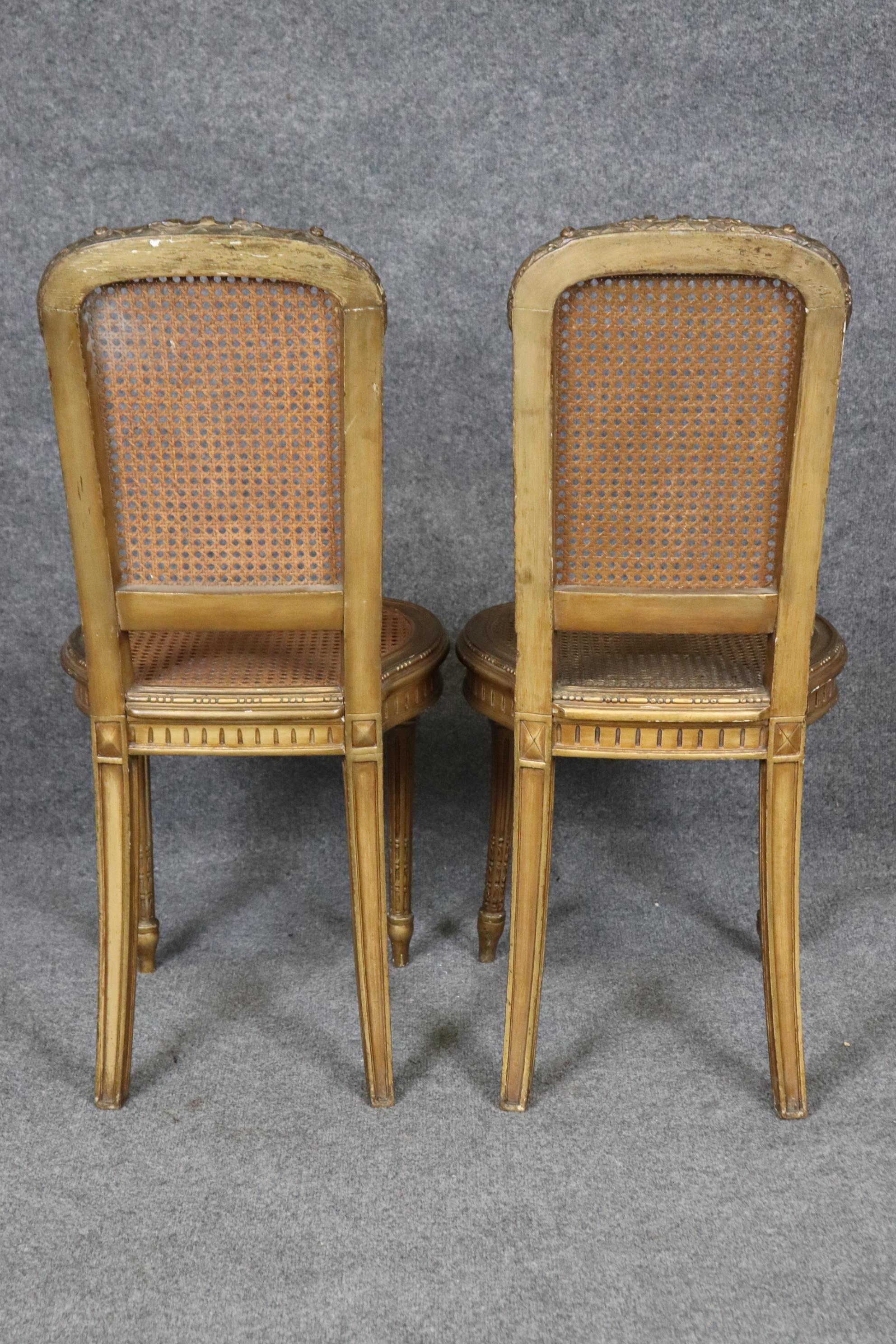 Paire de chaises d'appoint françaises de style Louis XVI en rotin doré Bon état - En vente à Swedesboro, NJ