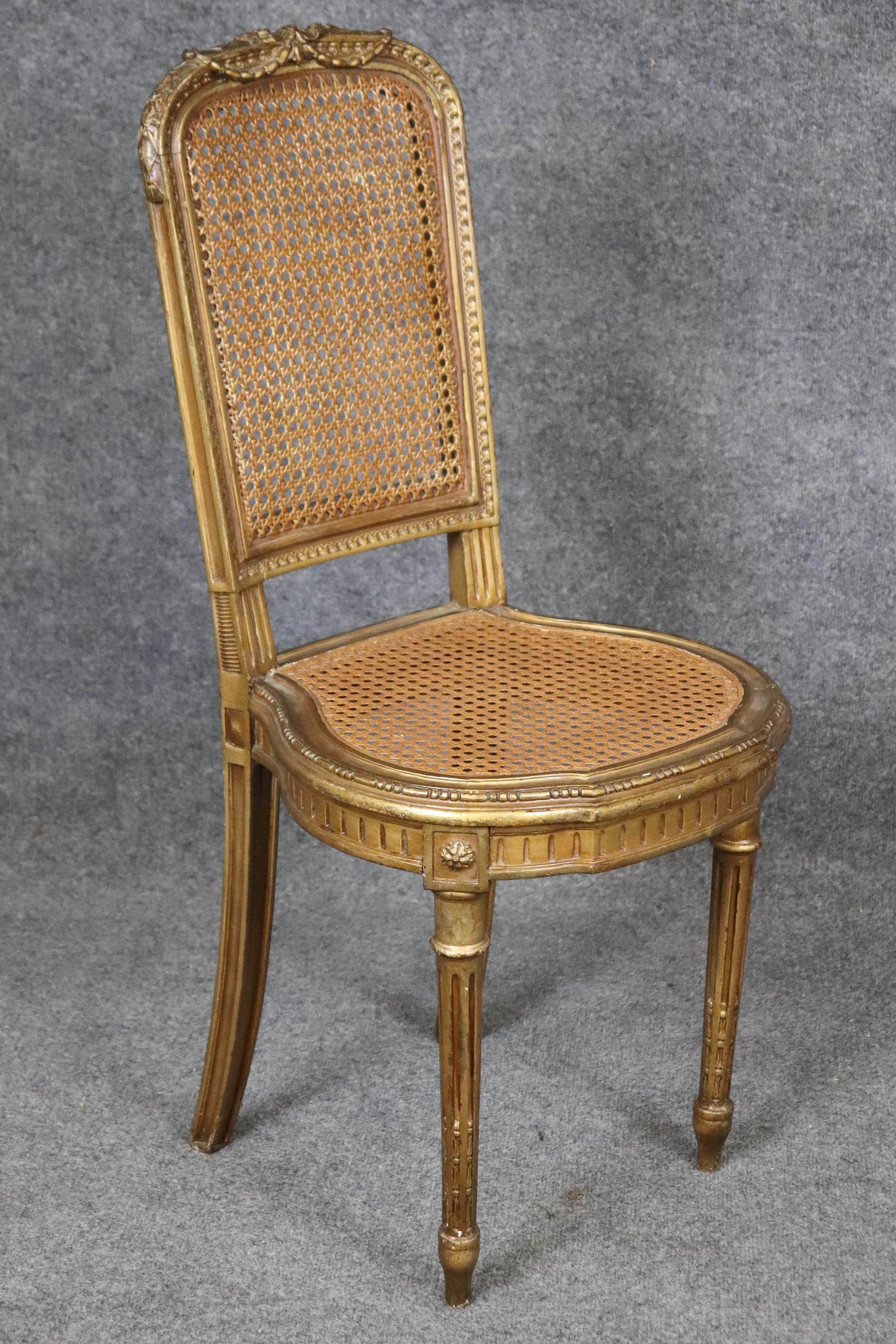 Feuille d'or Paire de chaises d'appoint françaises de style Louis XVI en rotin doré en vente