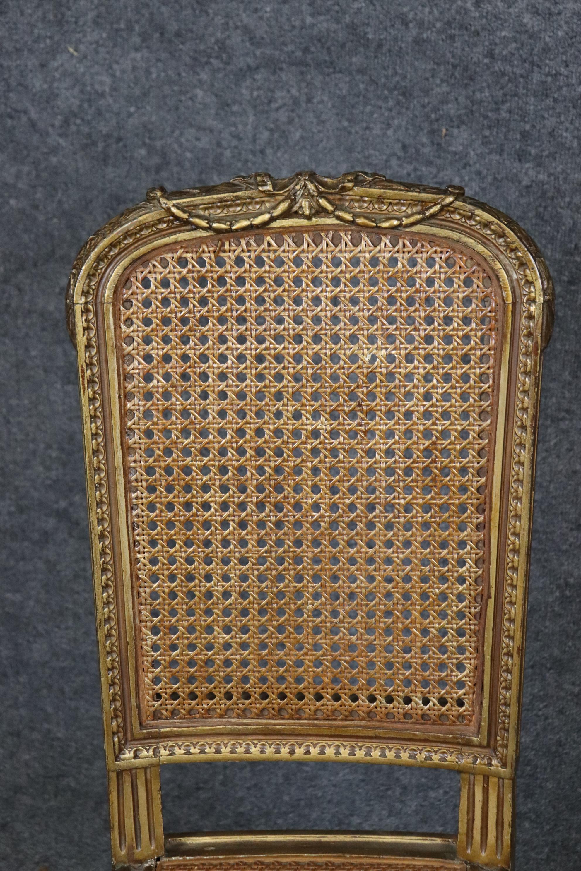 Paire de chaises d'appoint françaises de style Louis XVI en rotin doré en vente 1