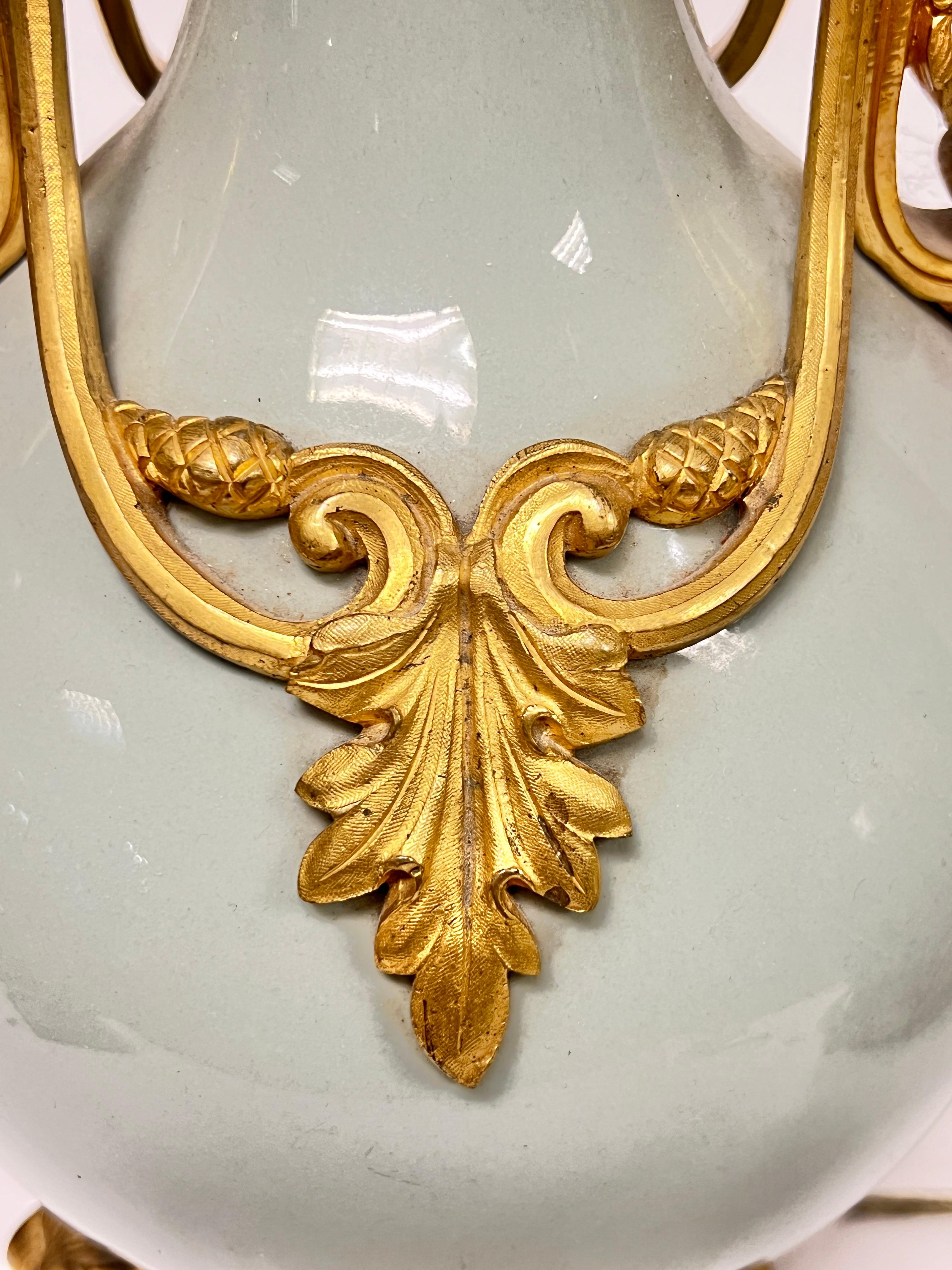 Paire de lampes de table en bronze doré et porcelaine émaillée céladon de style Louis XVI en vente 3