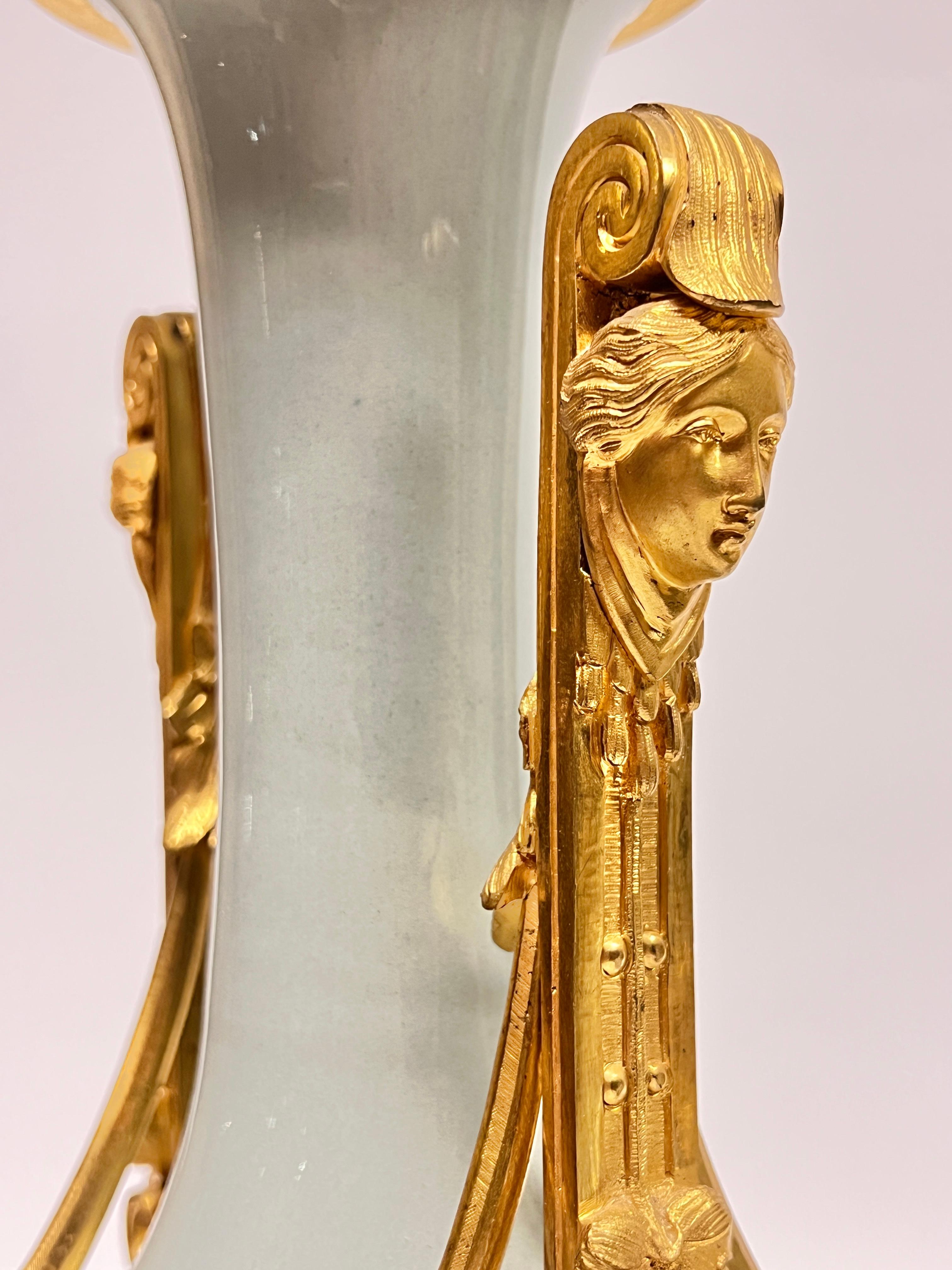 Paire de lampes de table en bronze doré et porcelaine émaillée céladon de style Louis XVI en vente 4