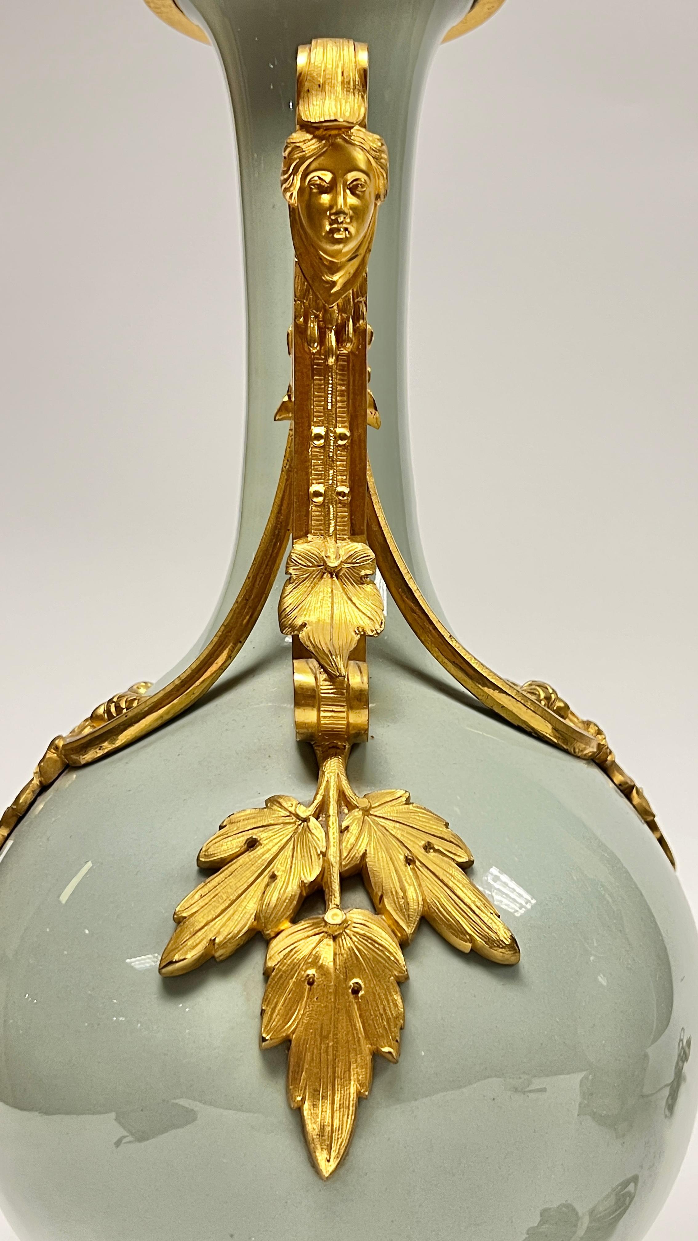 Paire de lampes de table en bronze doré et porcelaine émaillée céladon de style Louis XVI en vente 5