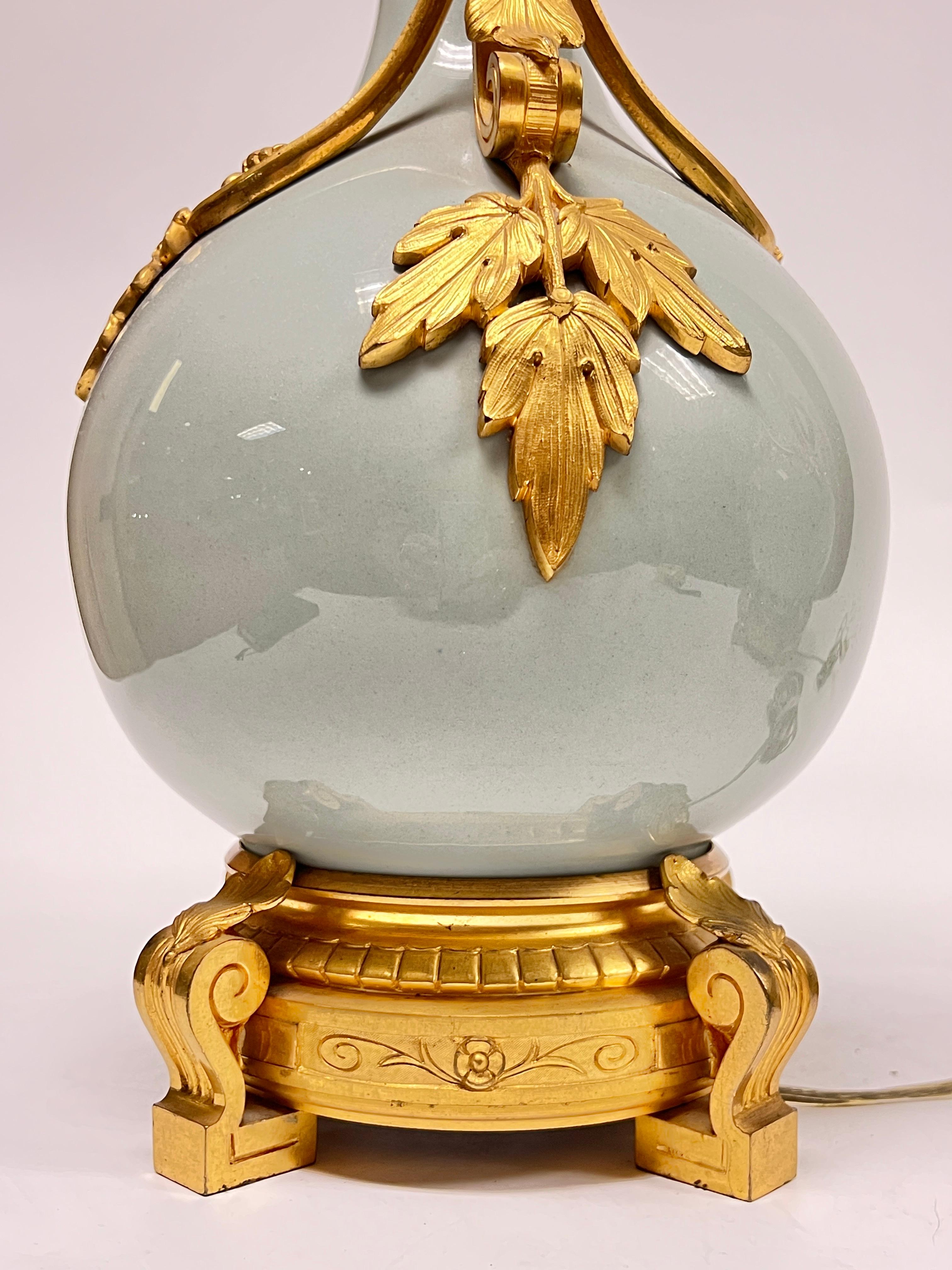 Paire de lampes de table en bronze doré et porcelaine émaillée céladon de style Louis XVI en vente 6