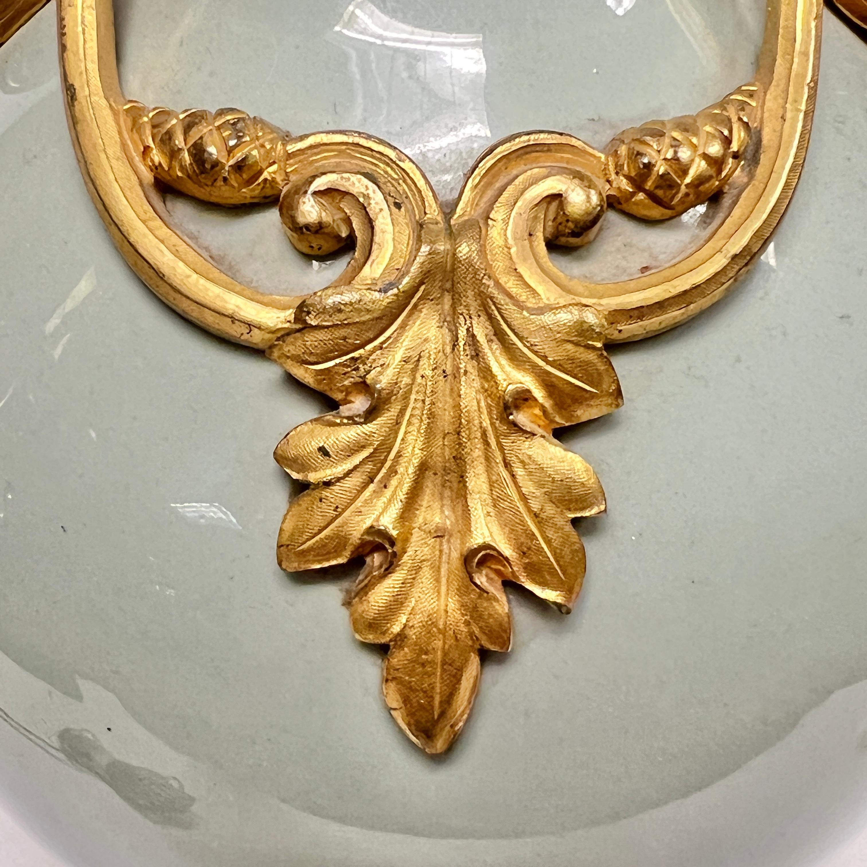Paire de lampes de table en bronze doré et porcelaine émaillée céladon de style Louis XVI en vente 9