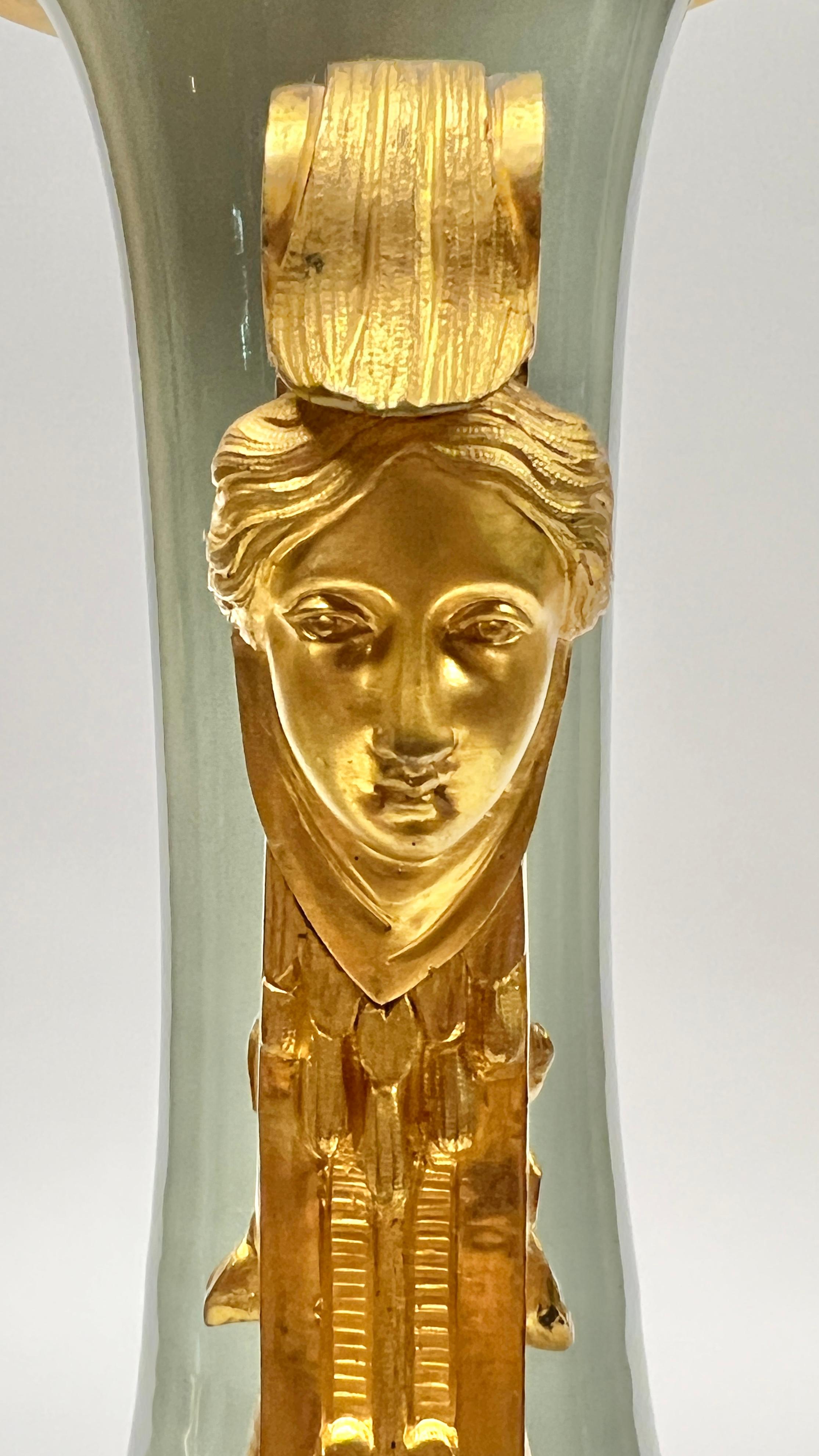Paire de lampes de table en bronze doré et porcelaine émaillée céladon de style Louis XVI en vente 12