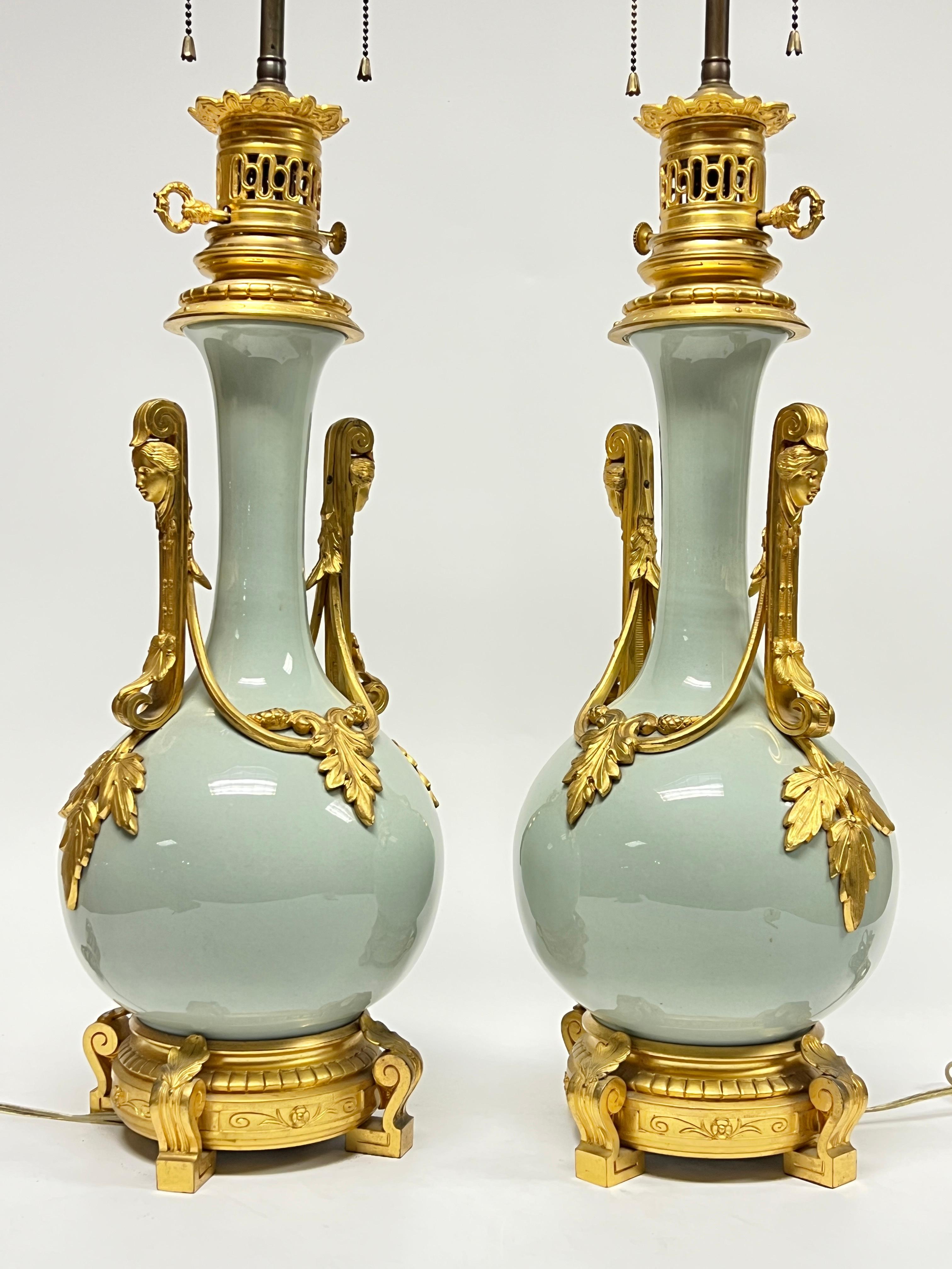Français Paire de lampes de table en bronze doré et porcelaine émaillée céladon de style Louis XVI en vente