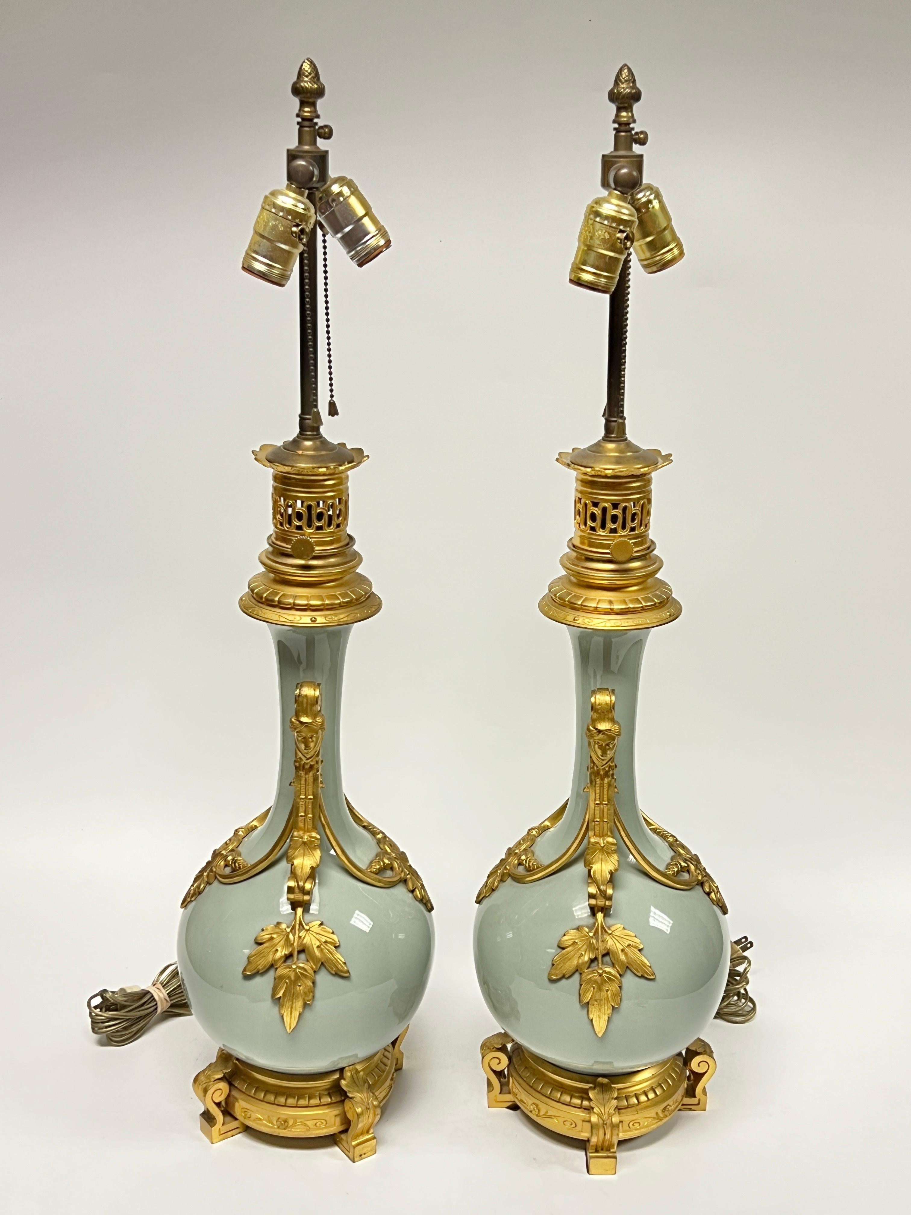 Doré Paire de lampes de table en bronze doré et porcelaine émaillée céladon de style Louis XVI en vente