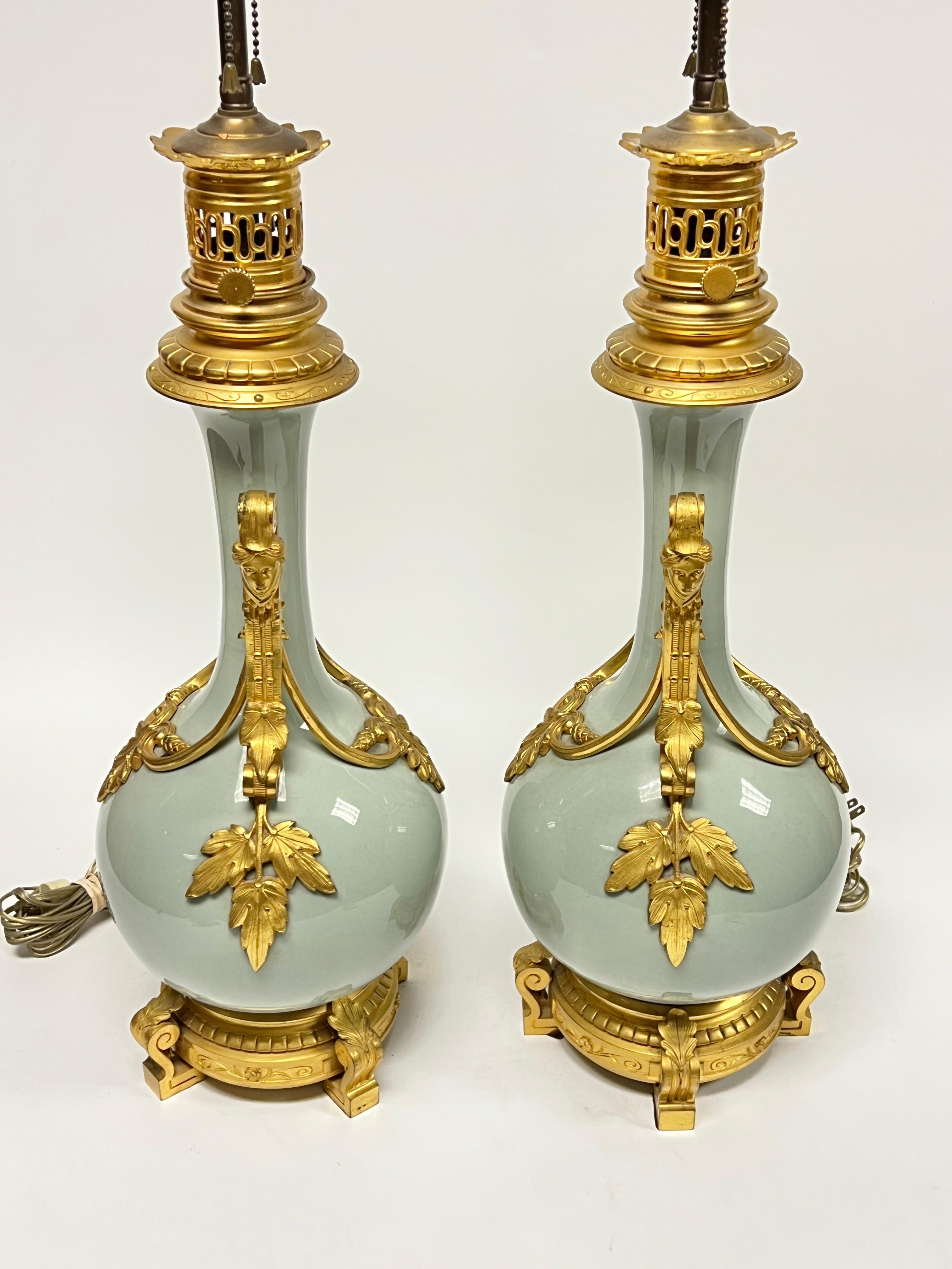 Paire de lampes de table en bronze doré et porcelaine émaillée céladon de style Louis XVI Bon état - En vente à New York, NY
