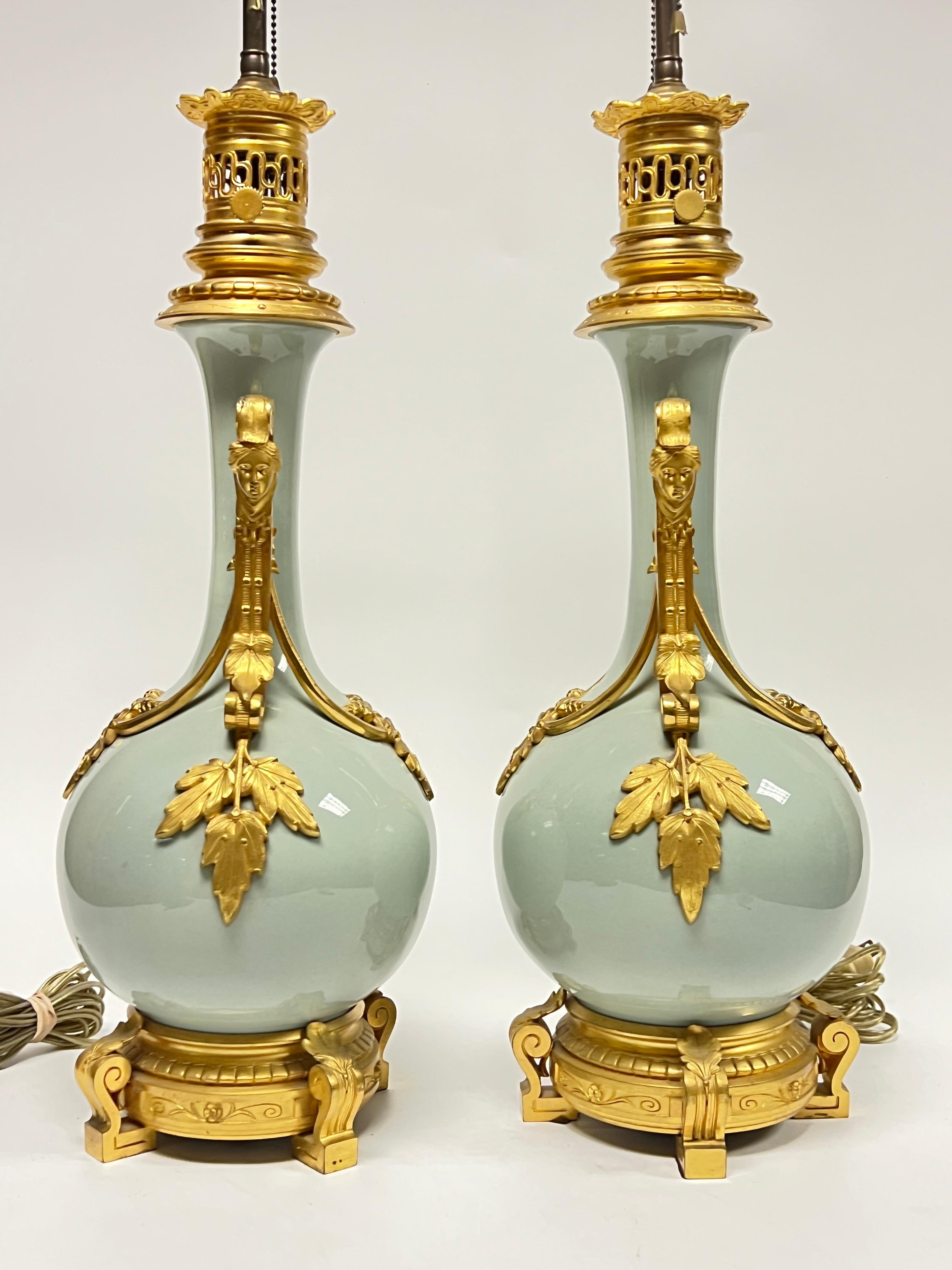 20ième siècle Paire de lampes de table en bronze doré et porcelaine émaillée céladon de style Louis XVI en vente