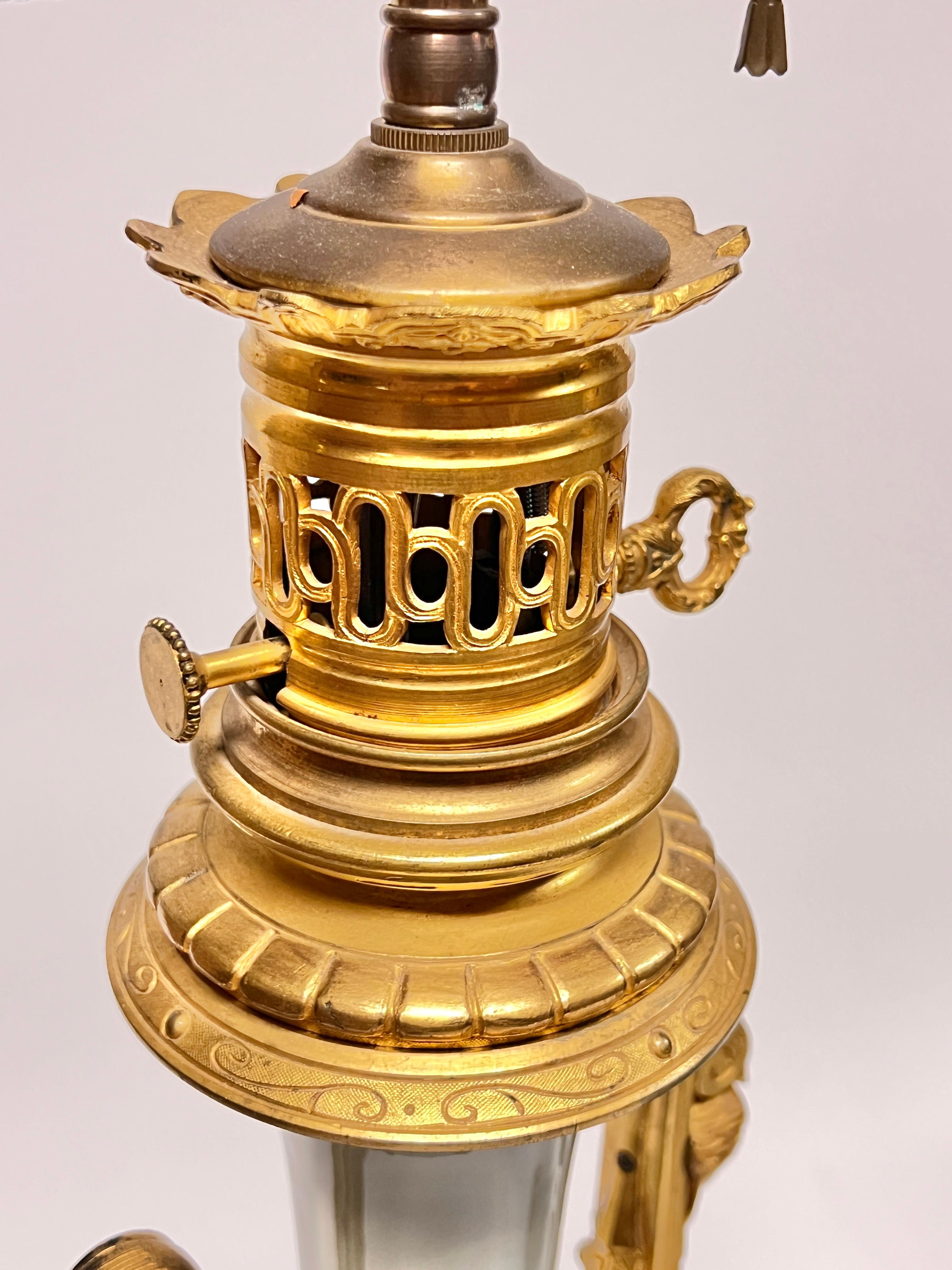Bronze Paire de lampes de table en bronze doré et porcelaine émaillée céladon de style Louis XVI en vente