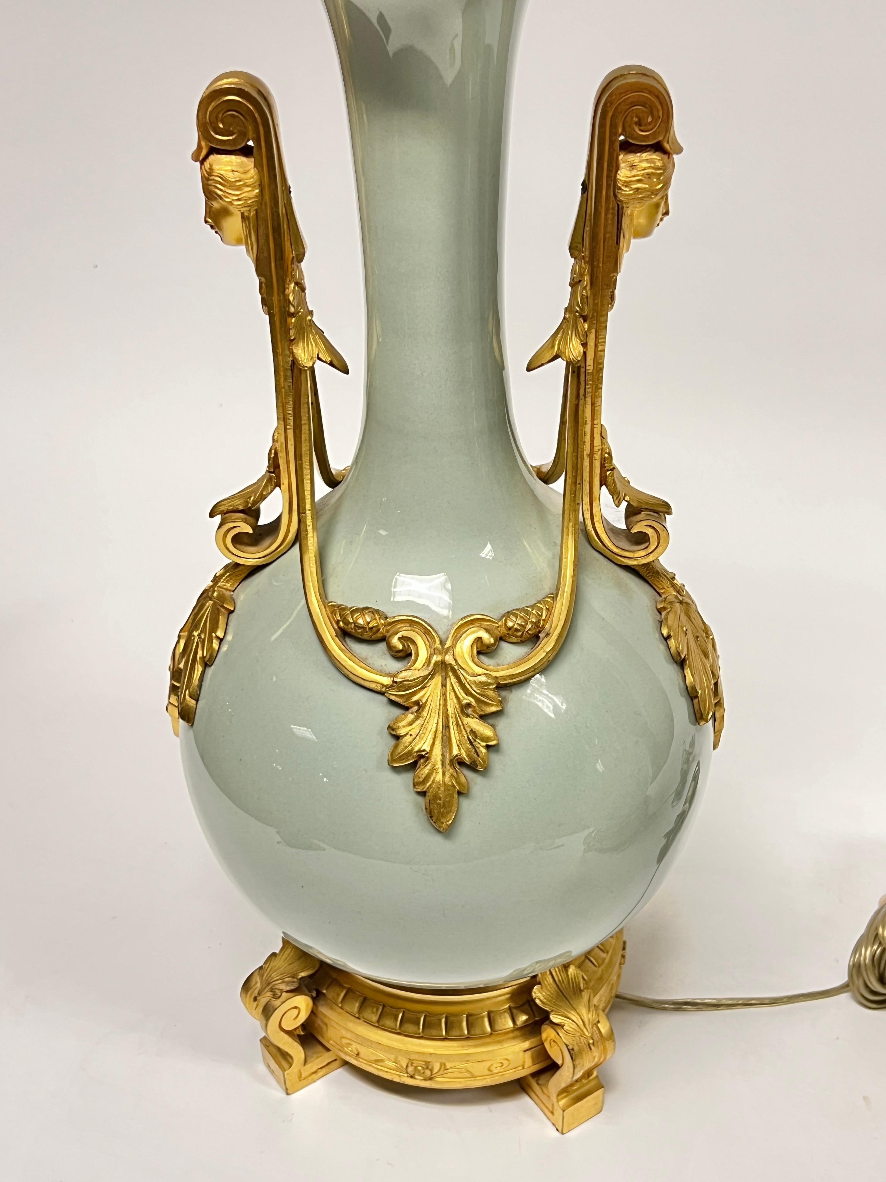 Paire de lampes de table en bronze doré et porcelaine émaillée céladon de style Louis XVI en vente 1