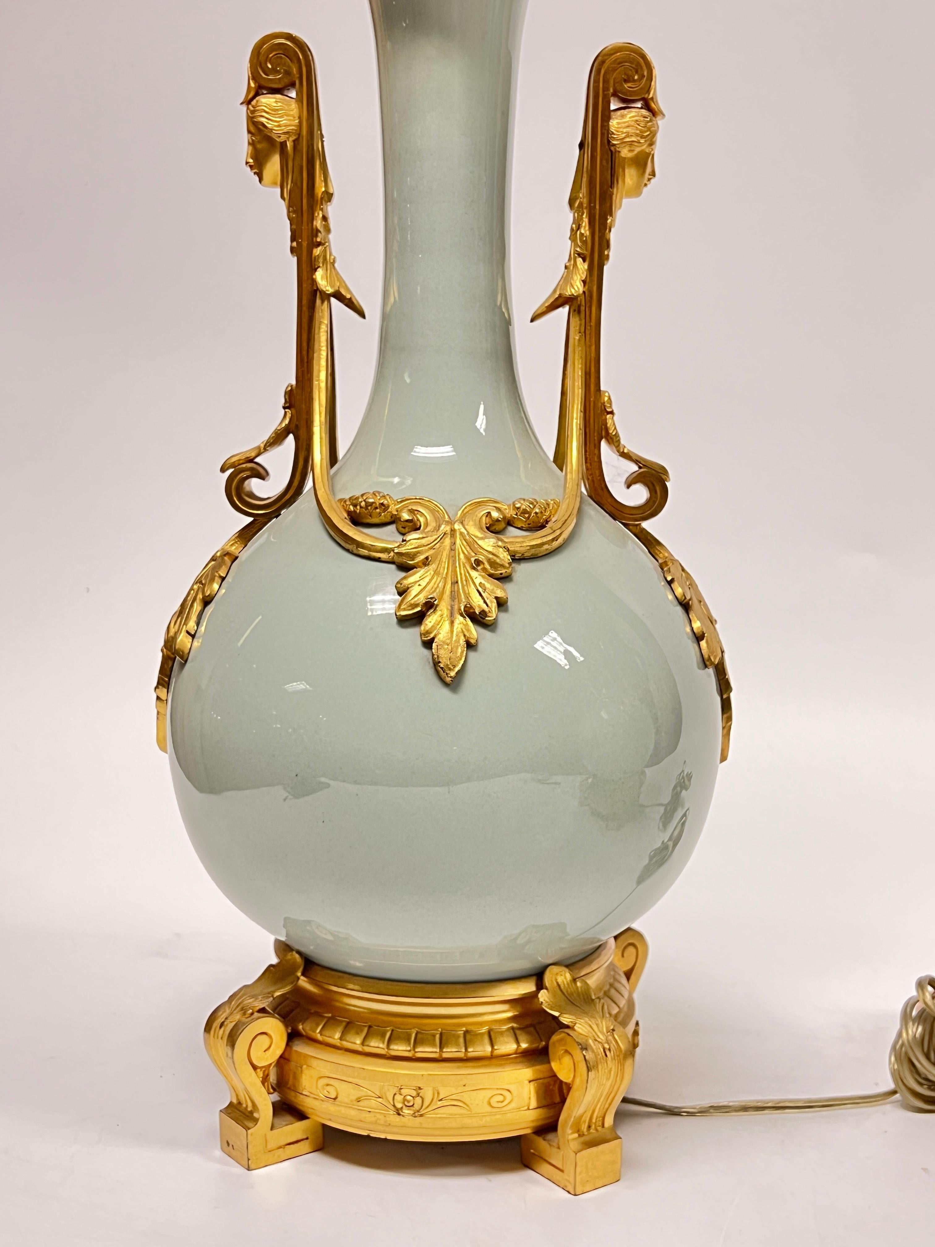 Paire de lampes de table en bronze doré et porcelaine émaillée céladon de style Louis XVI en vente 2