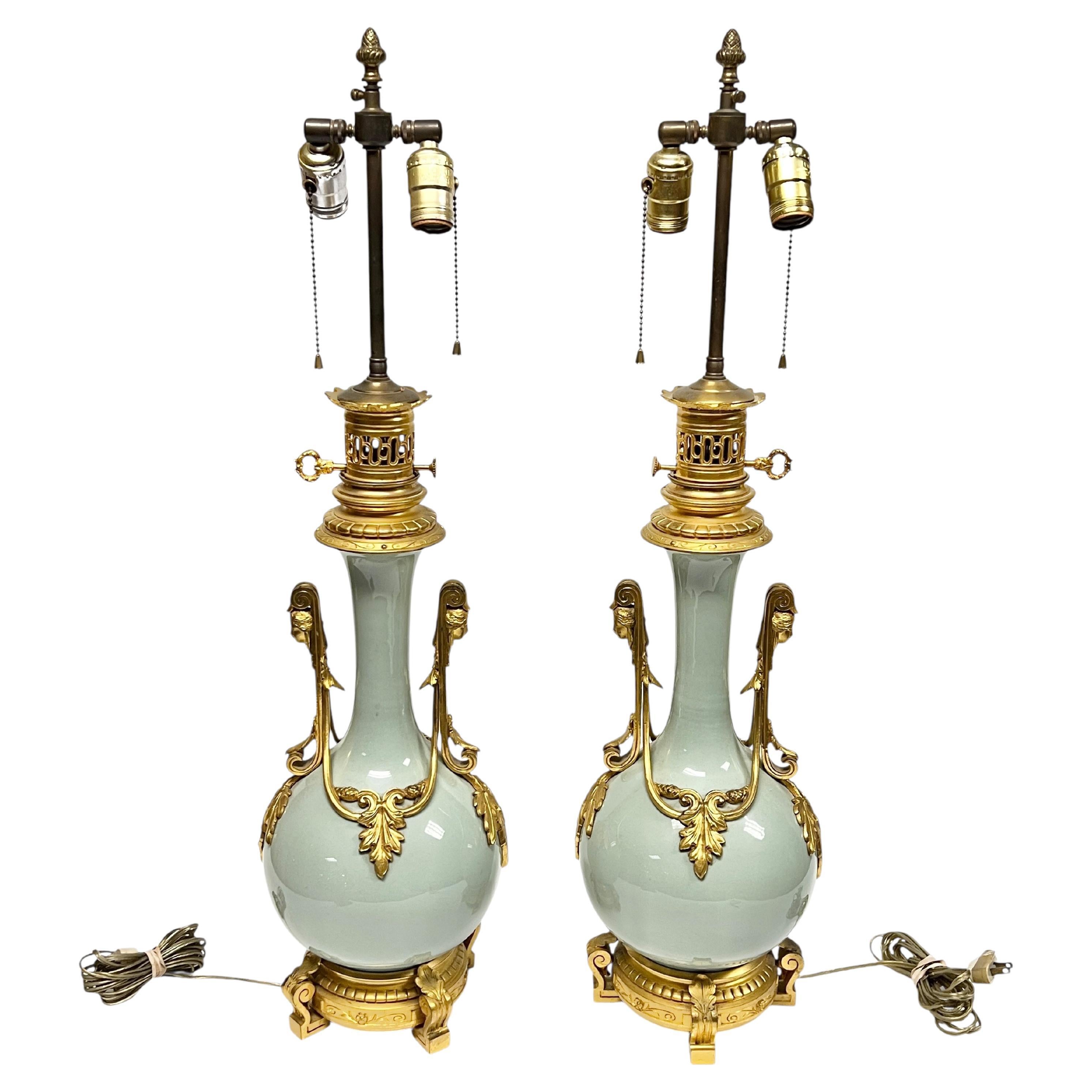 Paire de lampes de table en bronze doré et porcelaine émaillée céladon de style Louis XVI en vente
