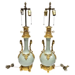 Paire de lampes de table en bronze doré et porcelaine émaillée céladon de style Louis XVI