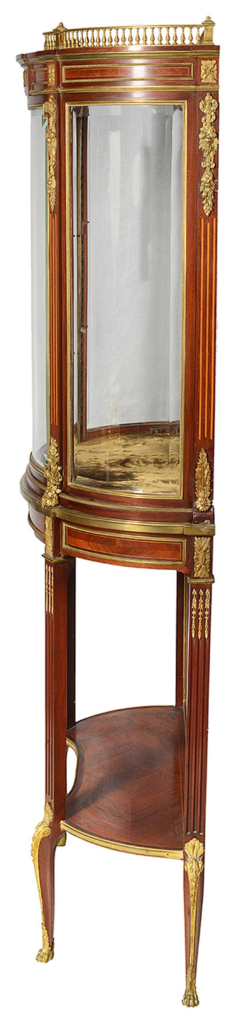 Doré Paire de vitrines françaises de style Louis XVI en acajou, 19ème siècle Paul Somani. en vente