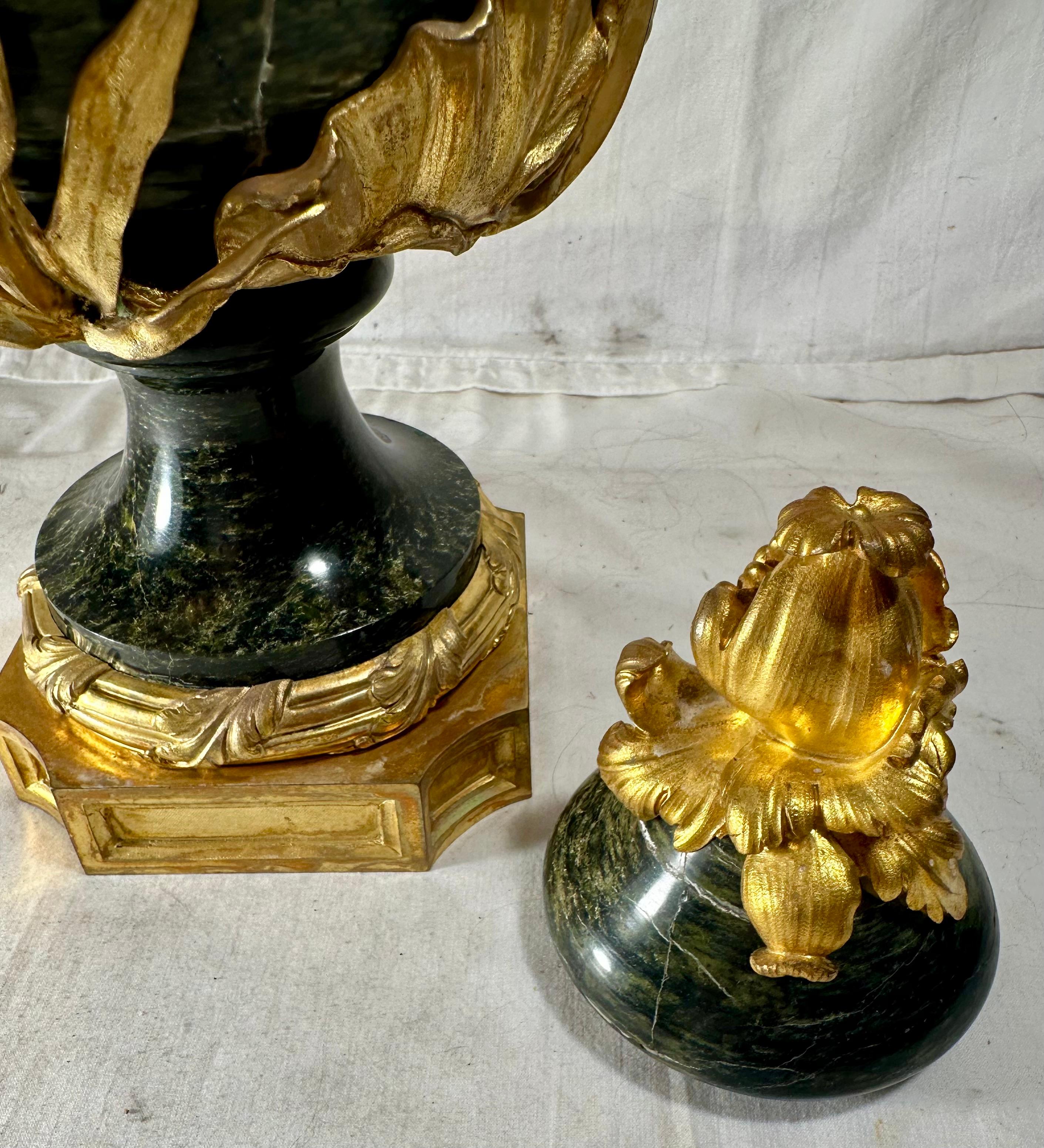 Pair French Louis XVI Style Ormolu Mounted Green Marble Lidded Urns in vendita 2