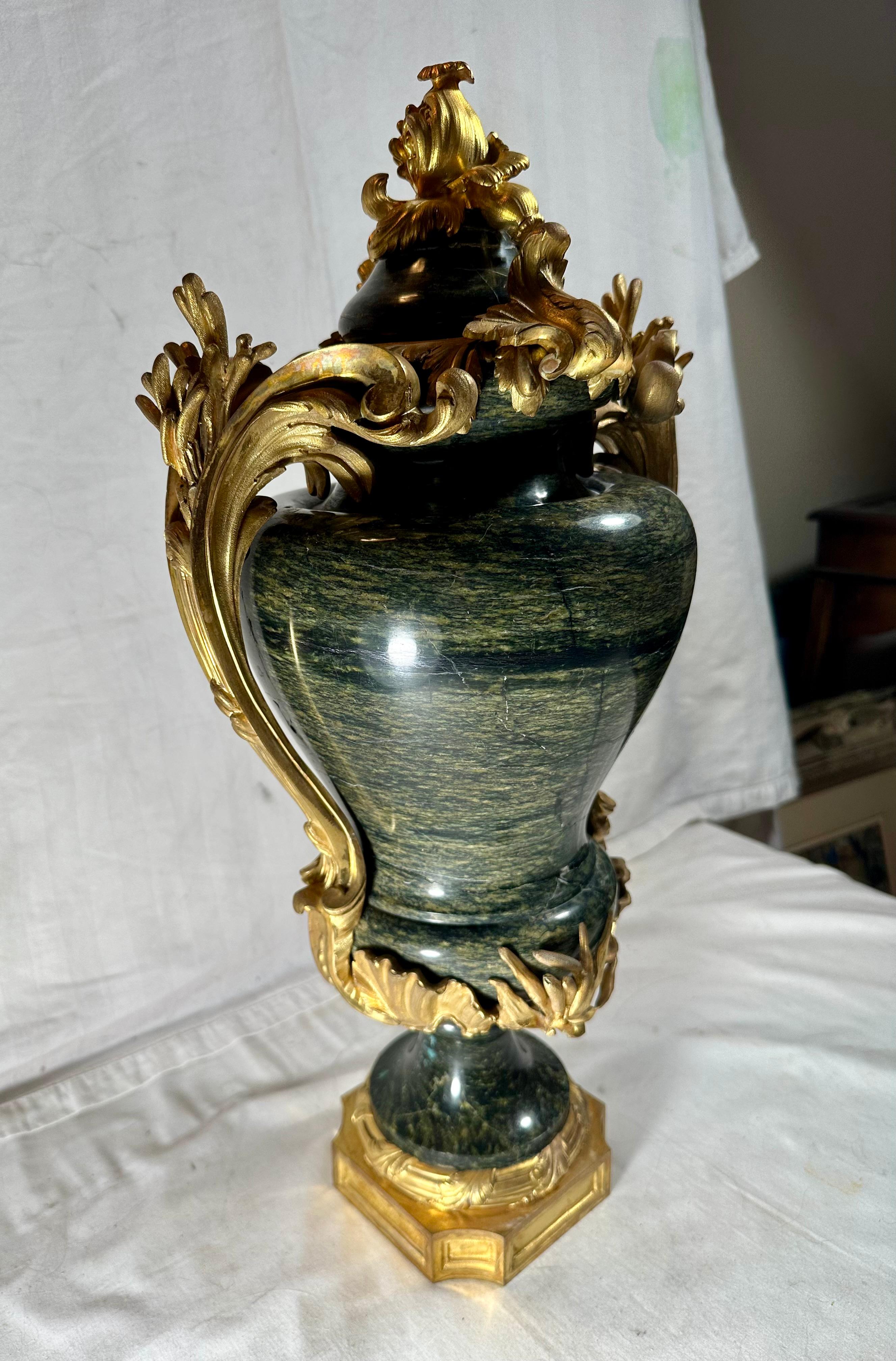 Pair French Louis XVI Style Ormolu Mounted Green Marble Lidded Urns in vendita 3