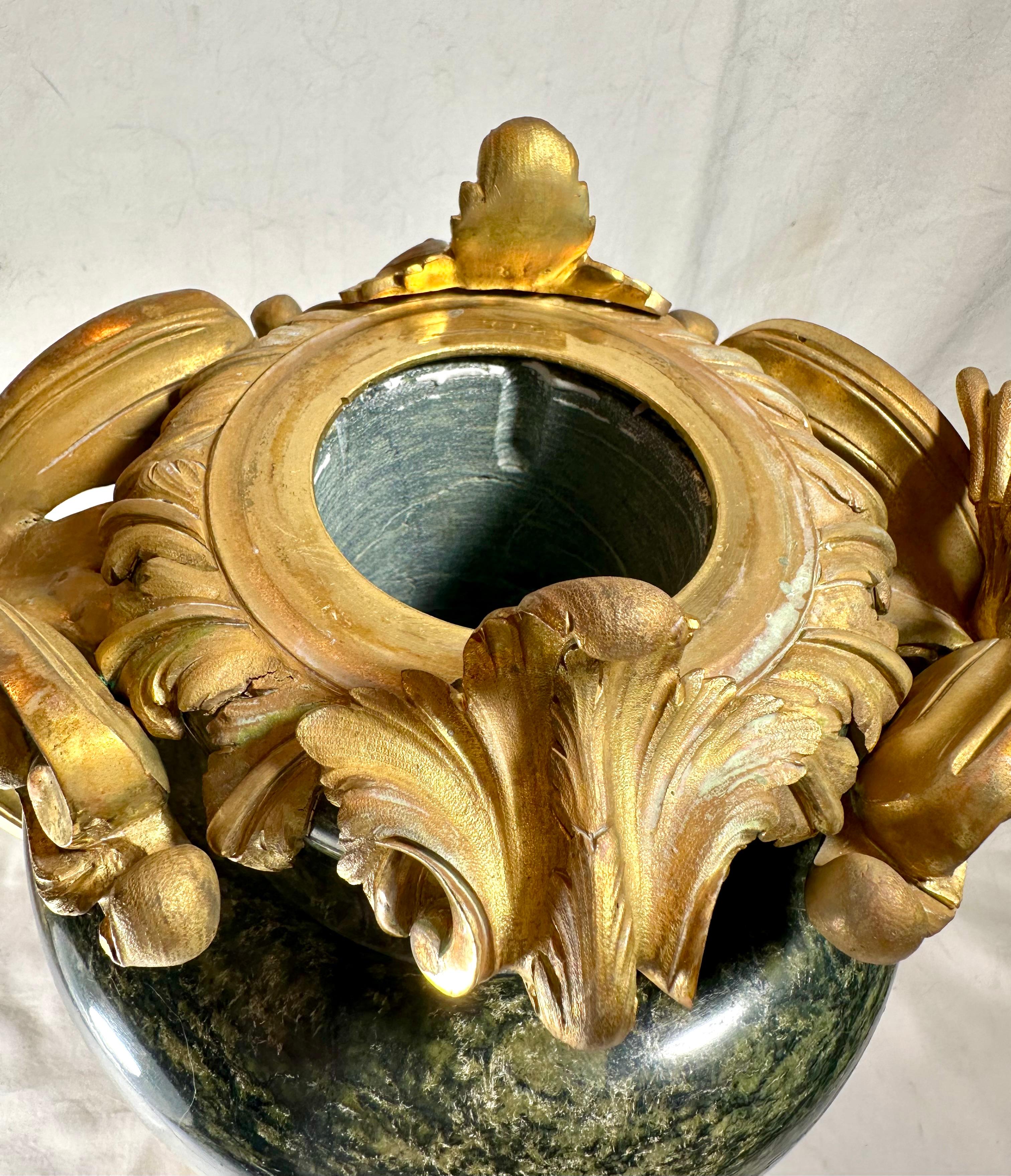 Pair French Louis XVI Style Ormolu Mounted Green Marble Lidded Urns in vendita 5