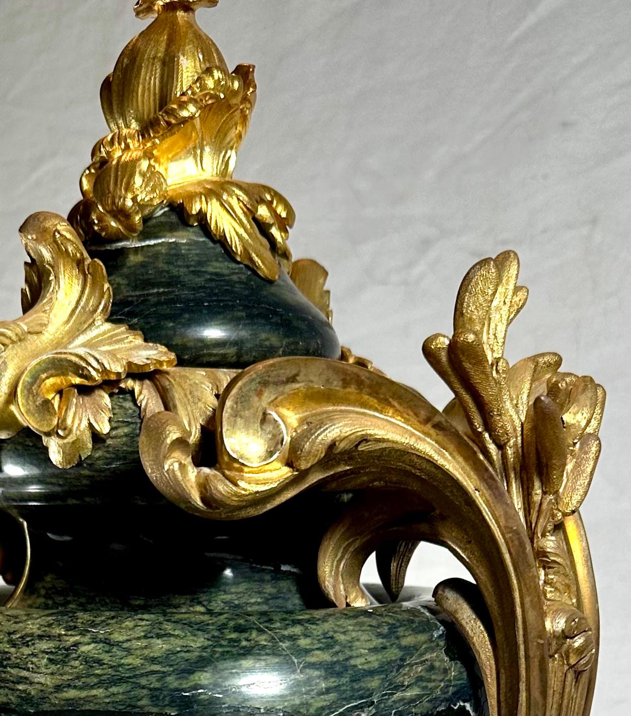 Francese Pair French Louis XVI Style Ormolu Mounted Green Marble Lidded Urns in vendita