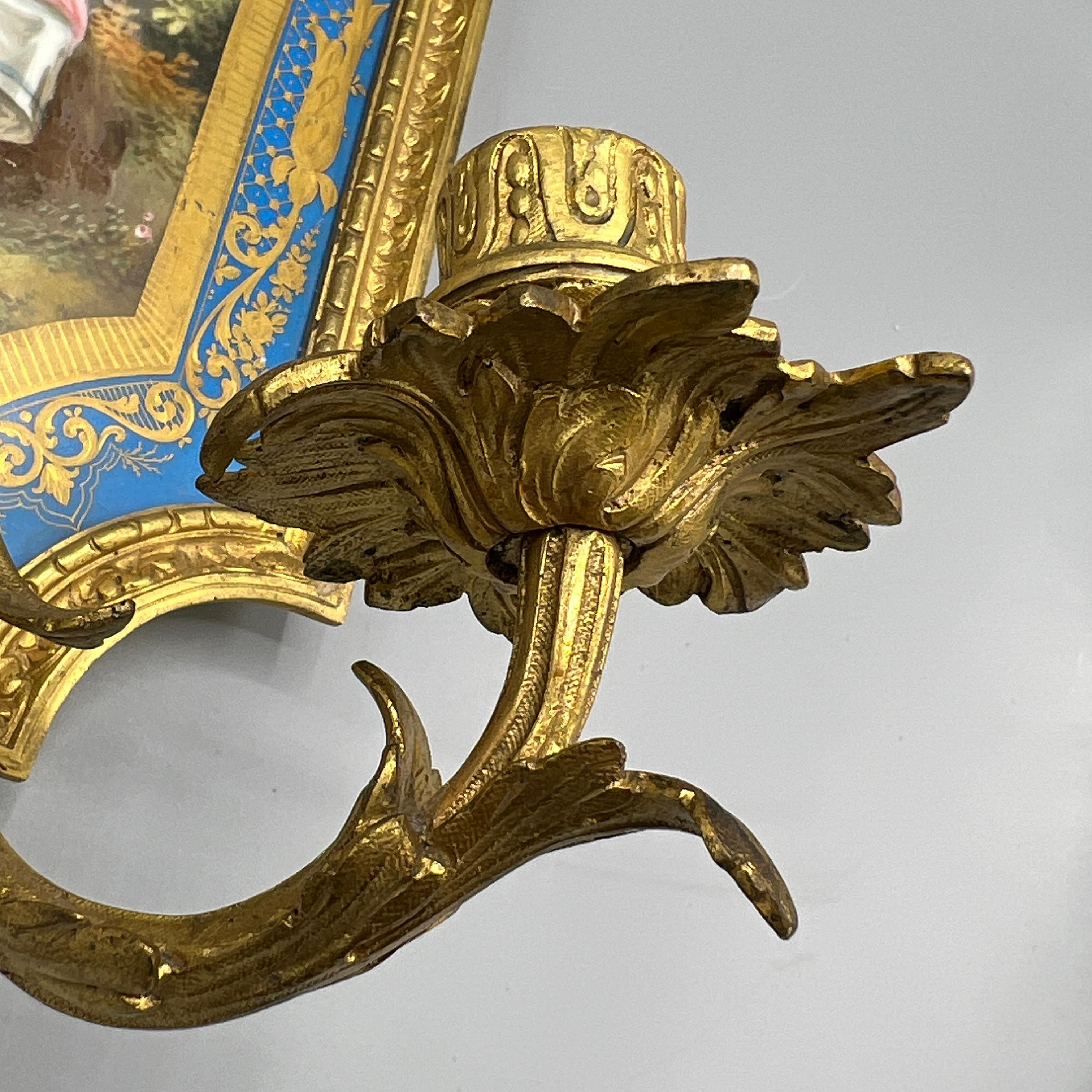 Pareja de candelabros / apliques de 2 luces de porcelana dorada y bronce estilo Luis XVI francés en venta 3