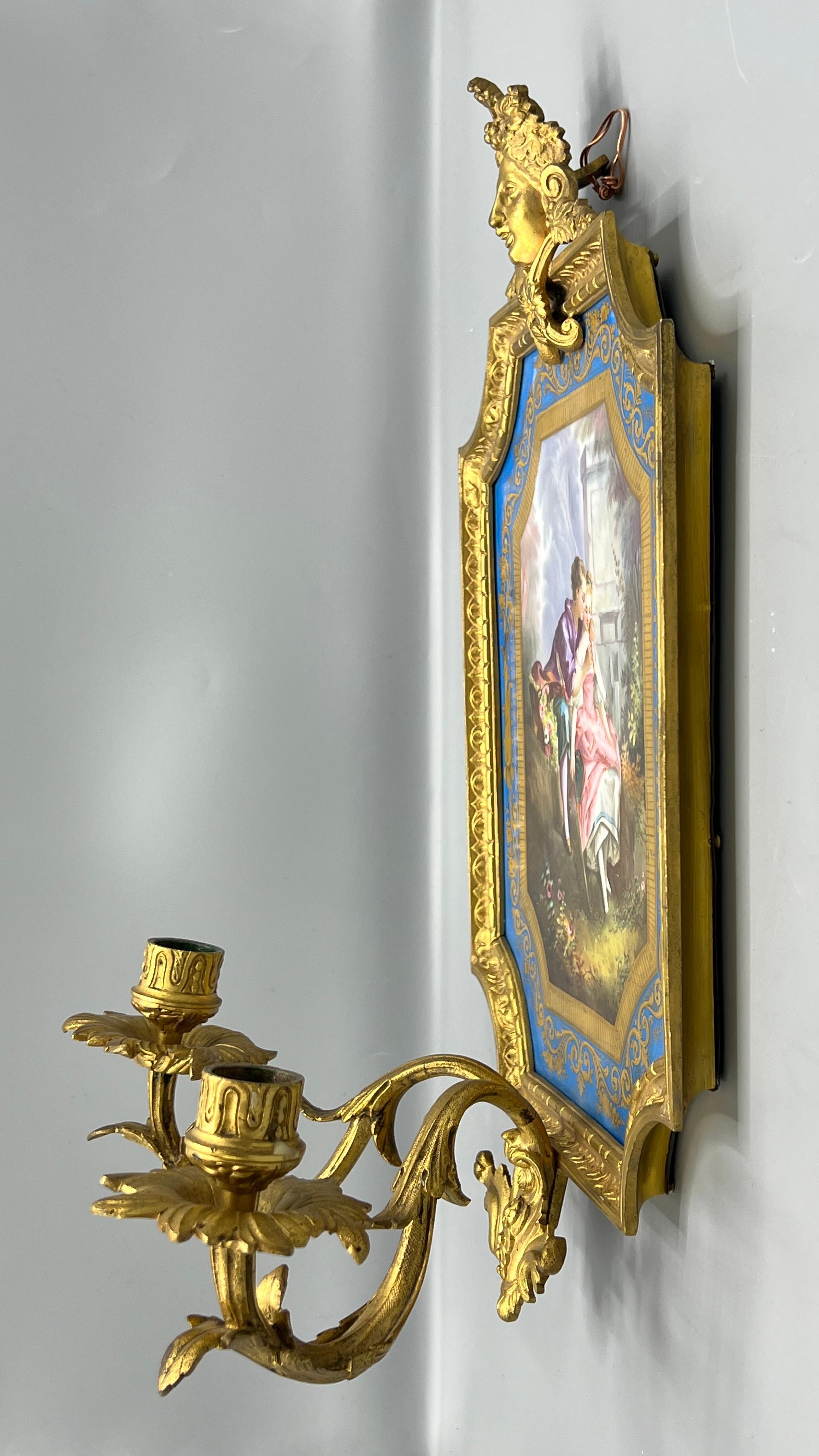 Pareja de candelabros / apliques de 2 luces de porcelana dorada y bronce estilo Luis XVI francés en venta 4