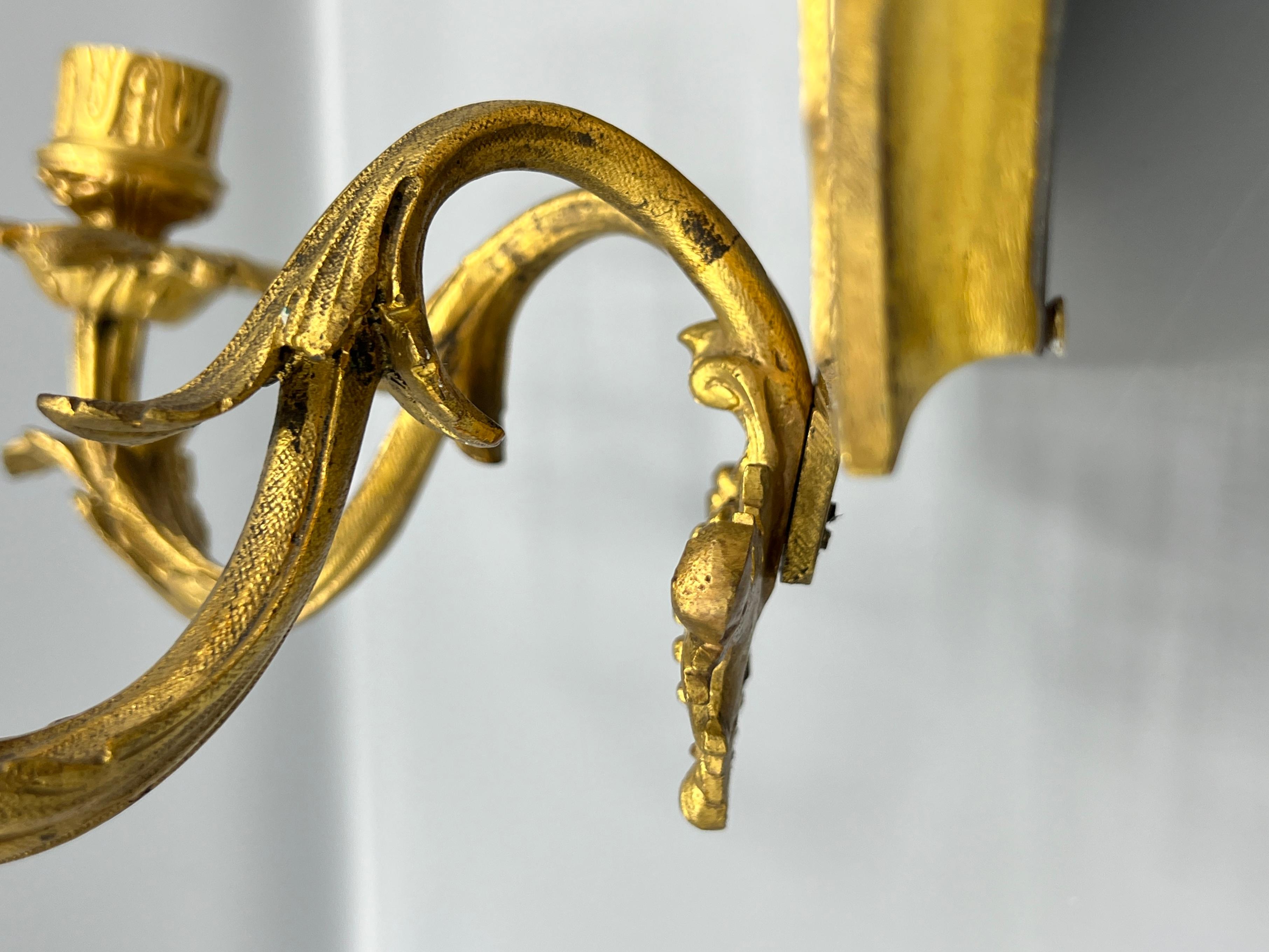 Pareja de candelabros / apliques de 2 luces de porcelana dorada y bronce estilo Luis XVI francés en venta 5