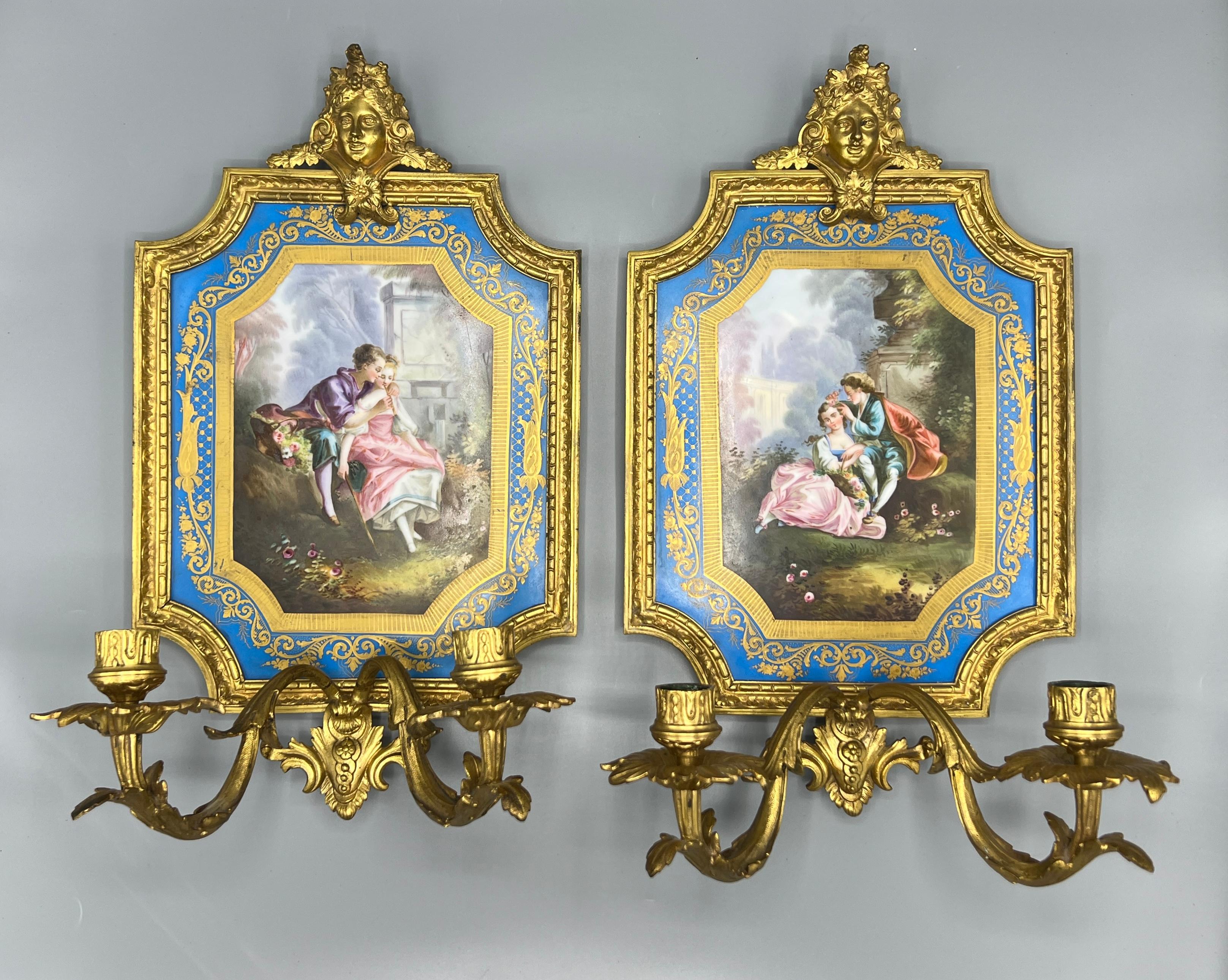 Pareja de candelabros / apliques de 2 luces de porcelana dorada y bronce estilo Luis XVI francés Francés en venta