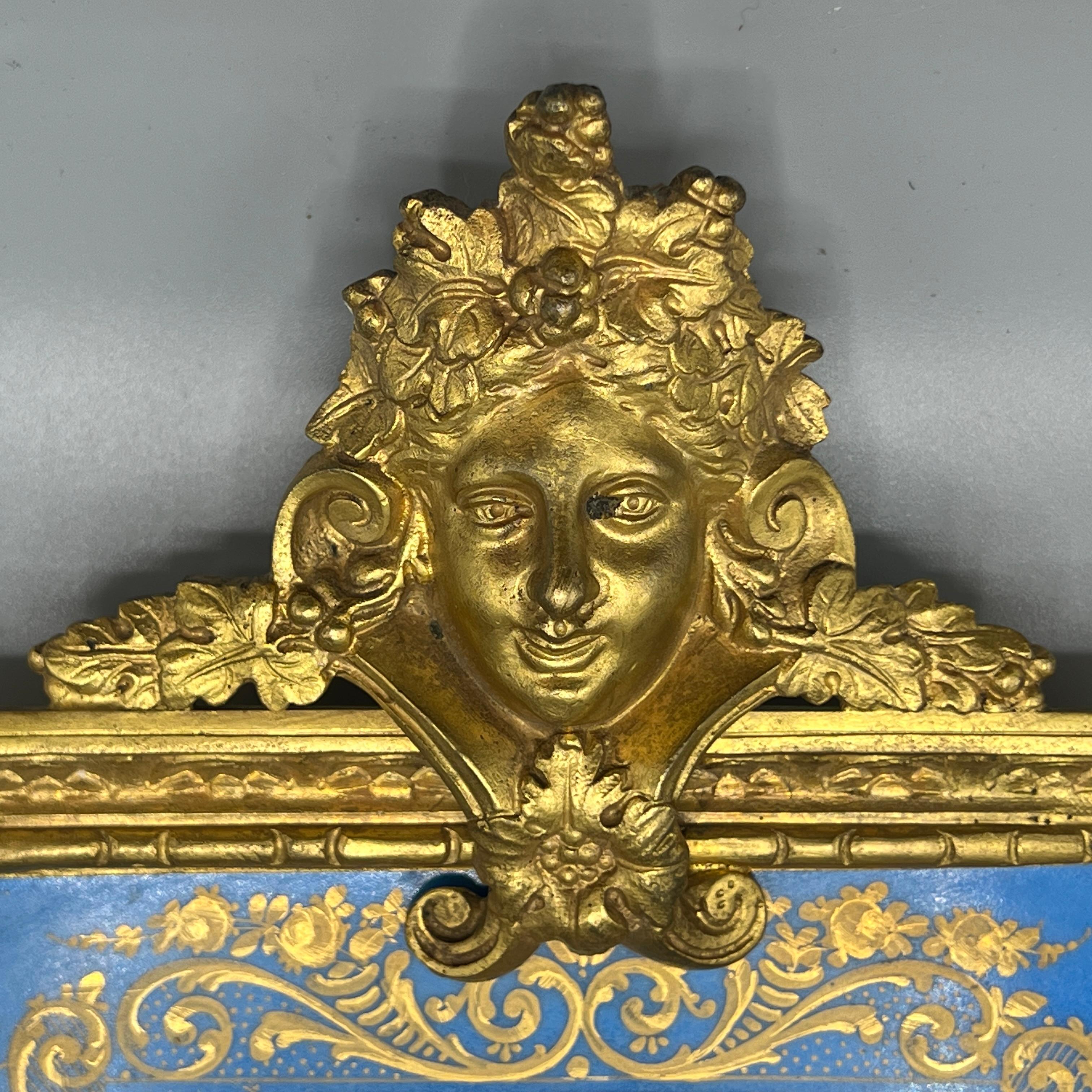 Pareja de candelabros / apliques de 2 luces de porcelana dorada y bronce estilo Luis XVI francés Bronce en venta