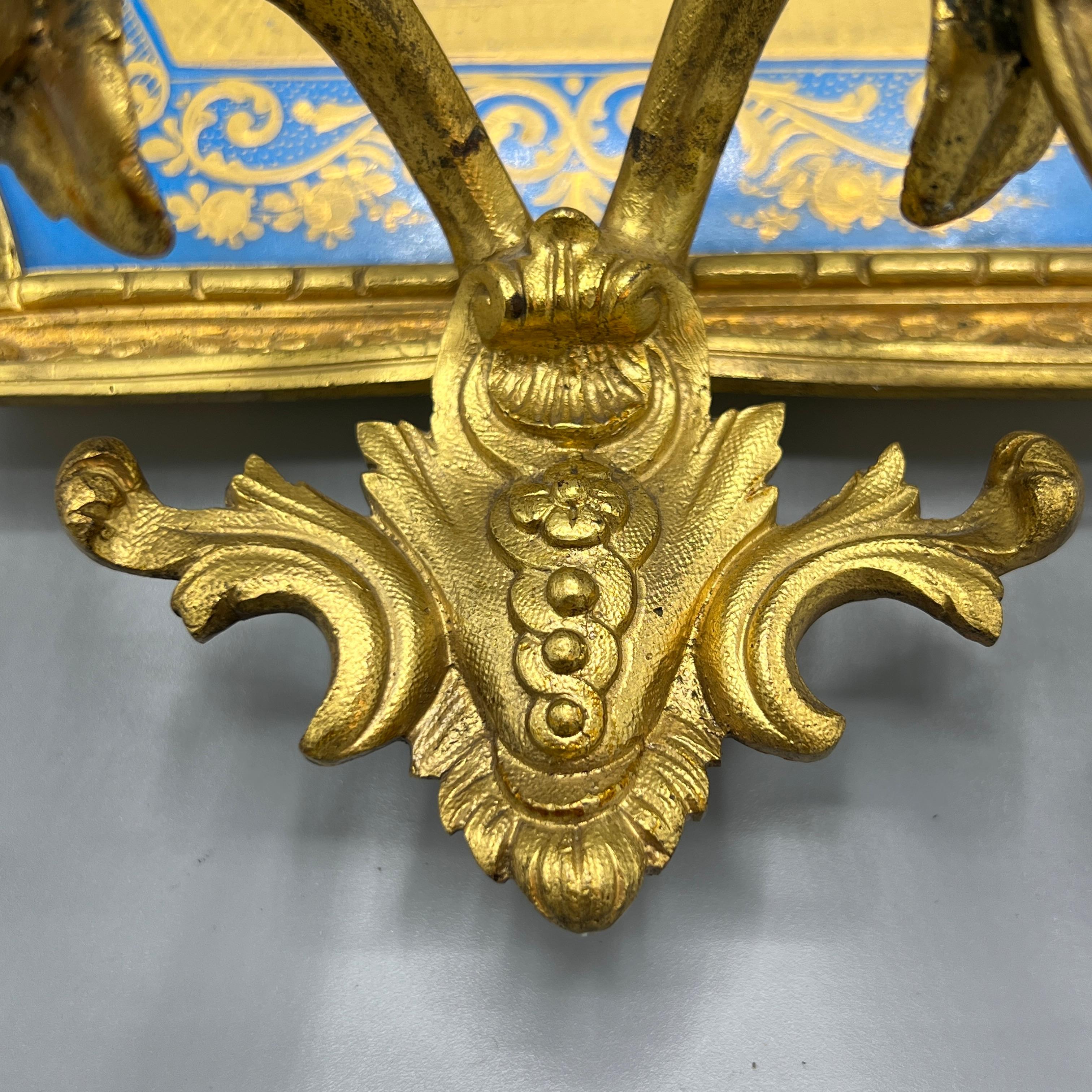 Pareja de candelabros / apliques de 2 luces de porcelana dorada y bronce estilo Luis XVI francés en venta 1