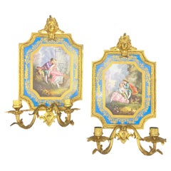 Coppia di applique a 2 luci in porcellana dorata in stile Luigi XVI