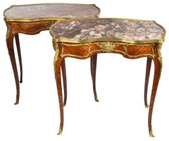 Pareja de mesas auxiliares francesas de estilo Luis XVI, firmadas F. Linke.