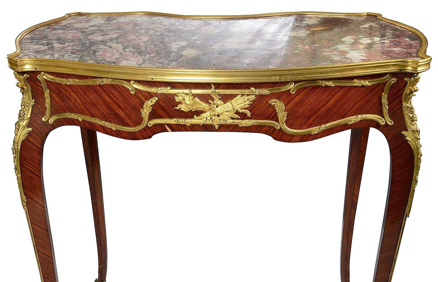 Français Paire de tables d'appoint françaises de style Louis XVI, signées F. Linke. en vente