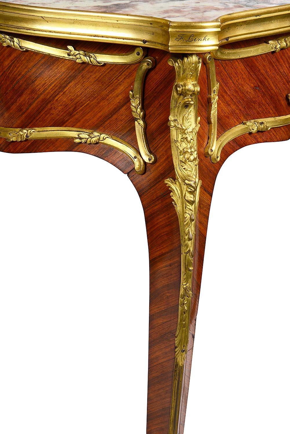 Bronze doré Paire de tables d'appoint françaises de style Louis XVI, signées F. Linke. en vente