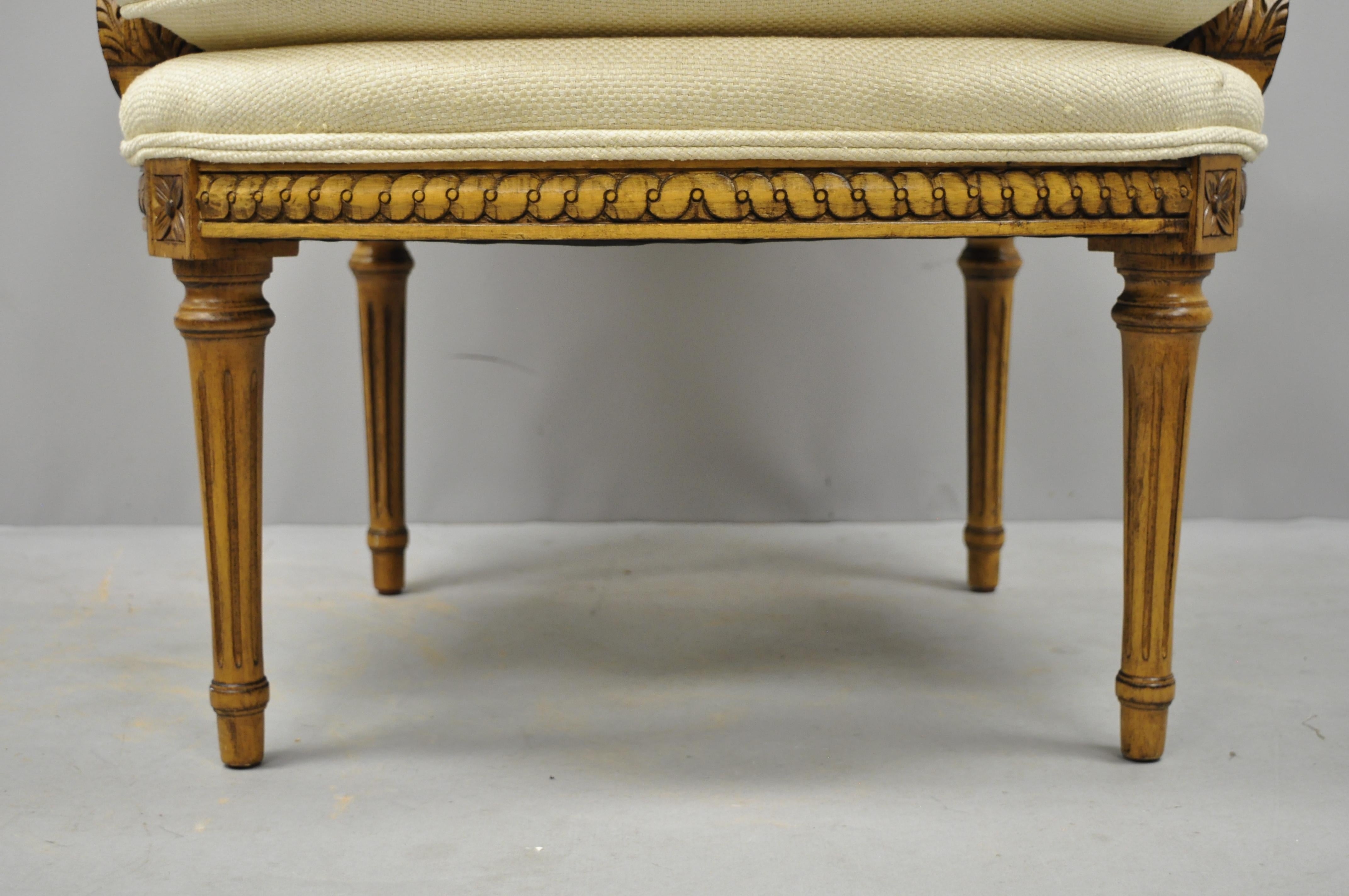 Zwei gepolsterte Bergere-Sessel im französischen Louis-XVI-Stil Greenbaum Interiors (Stoff)