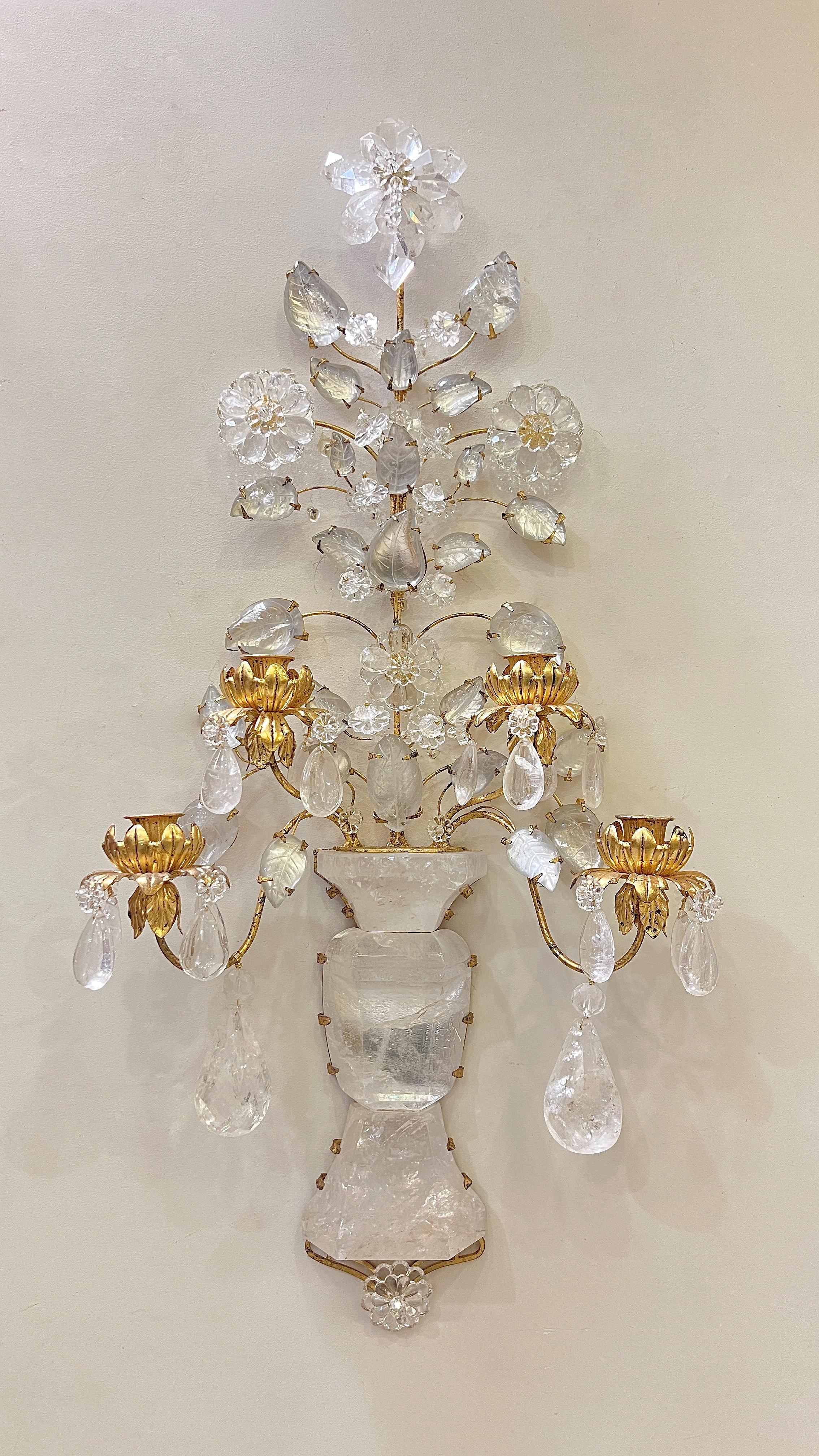 Coppia di appliques in cristallo di rocca nuove appliques in metallo in stile cineseria della Maison Design francese Bagues, con superfici dorate e distorte, stendardo a forma di urna in stile cinese, fiori e foglie.

Non ci sono prese né cablaggi,