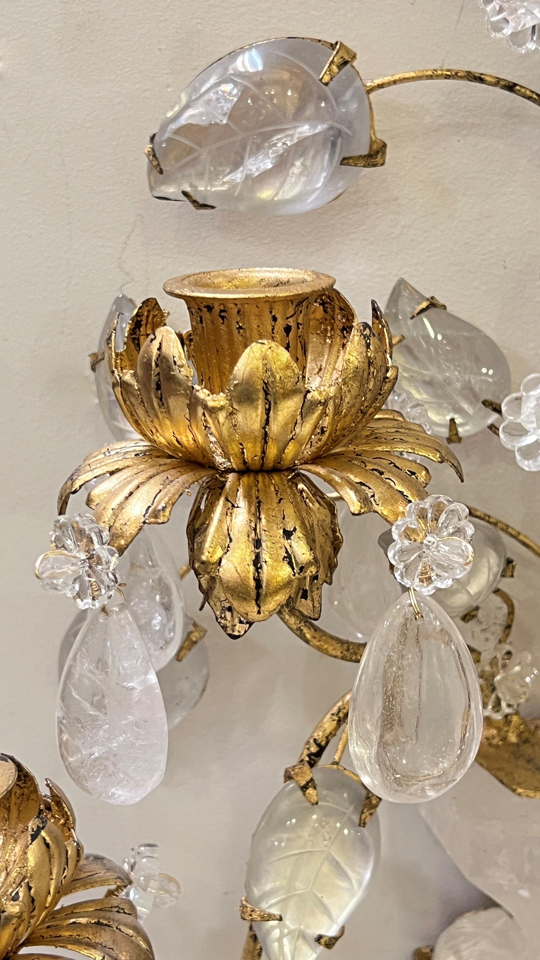 XXI secolo e contemporaneo Coppia di lampade a 4 luci in stile Maison Bagues francese in cristallo di rocca e metallo dorato in vendita