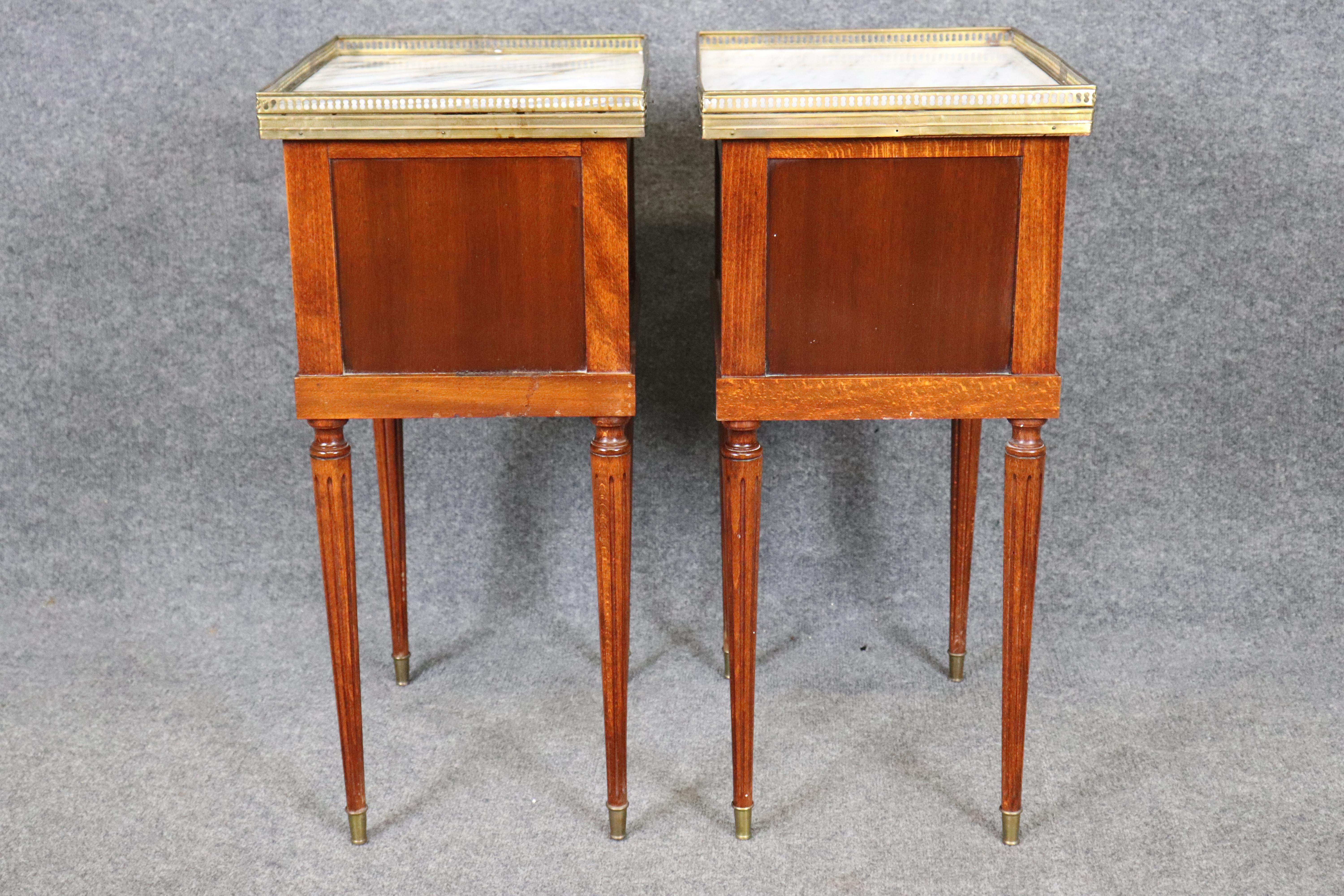 Pair French Maison Jansen Style Brass Trimmed Marble Top Louis XVI Nightstands In Good Condition For Sale In Swedesboro, NJ
