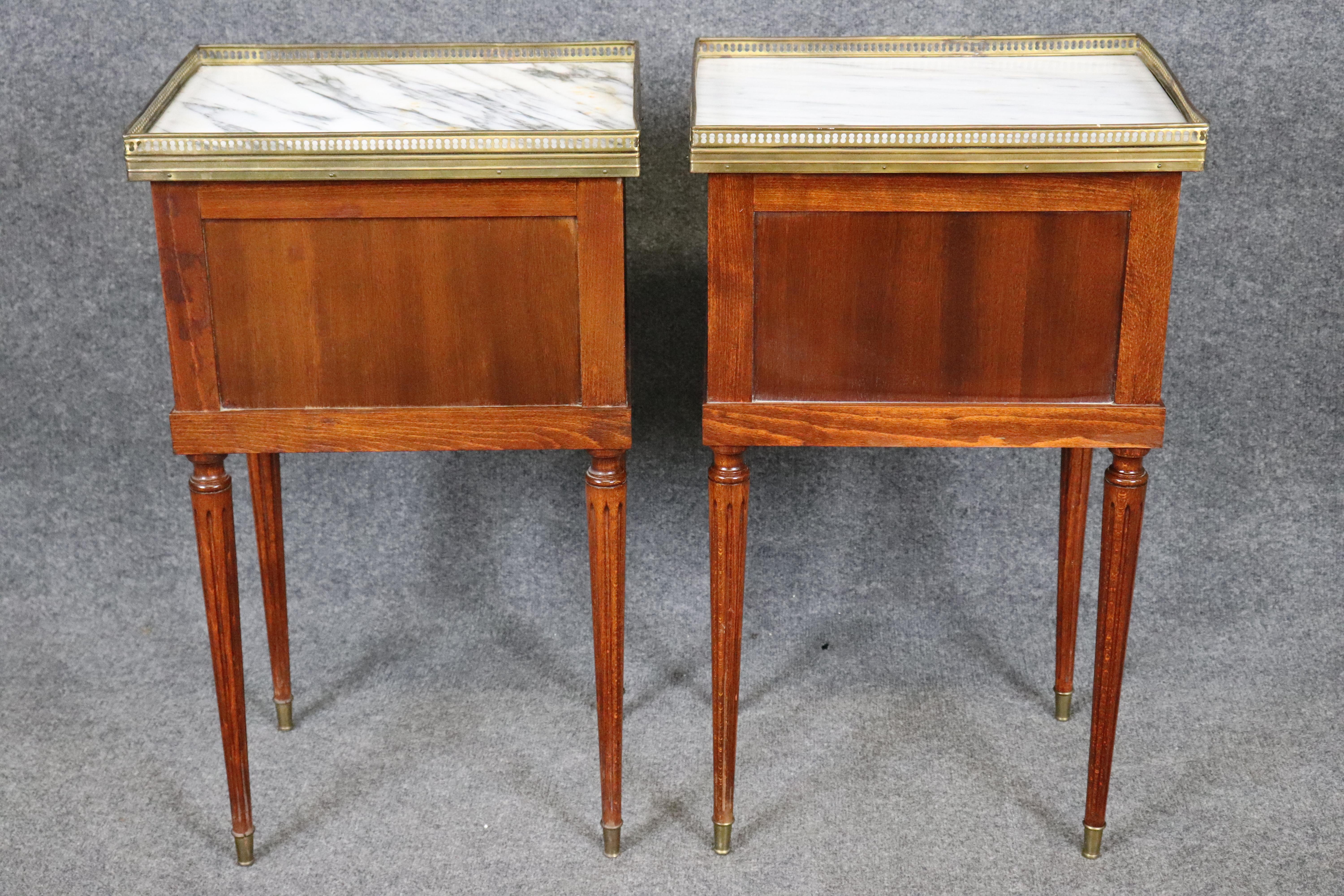 Early 20th Century Pair French Maison Jansen Style Brass Trimmed Marble Top Louis XVI Nightstands For Sale