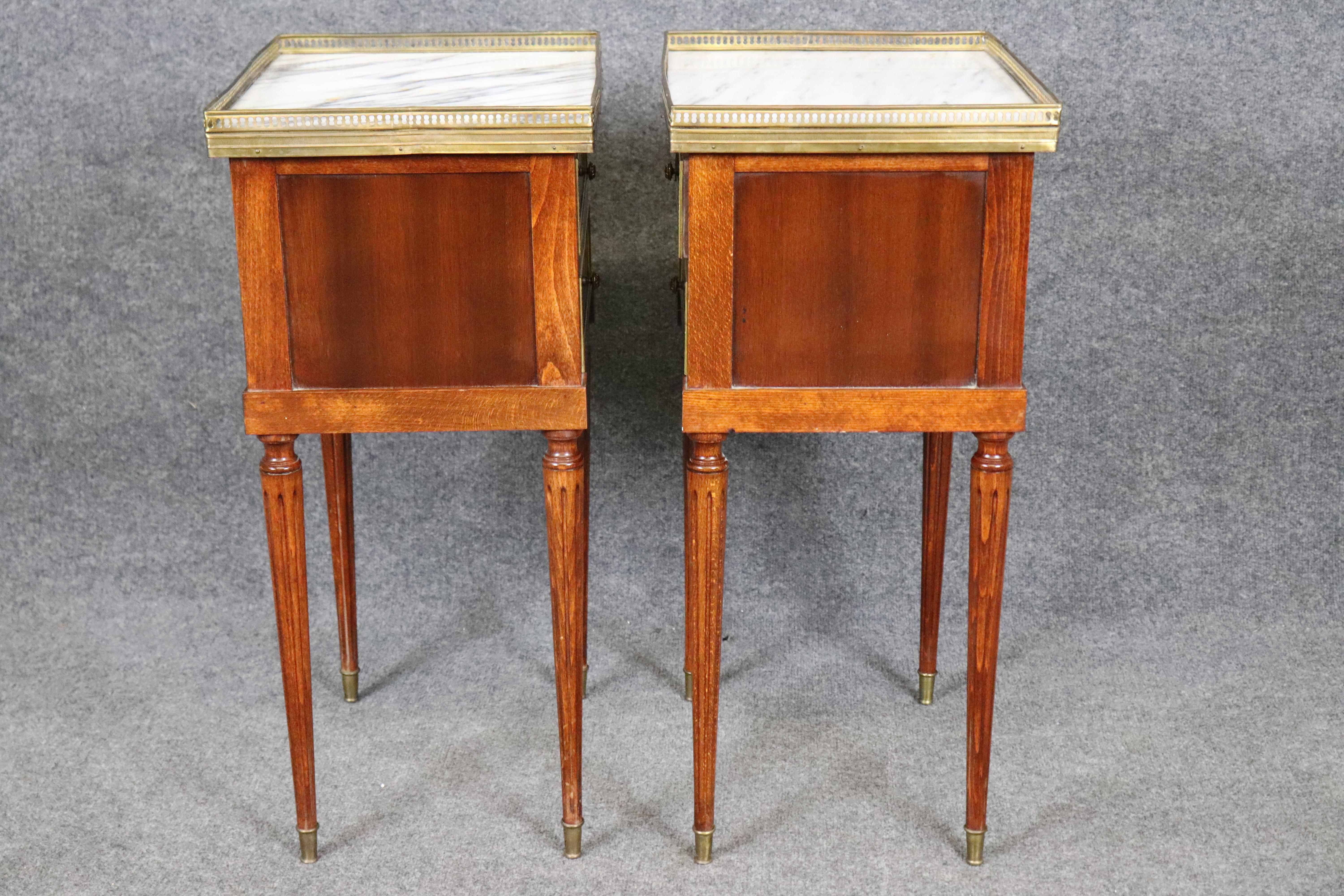 Pair French Maison Jansen Style Brass Trimmed Marble Top Louis XVI Nightstands For Sale 1
