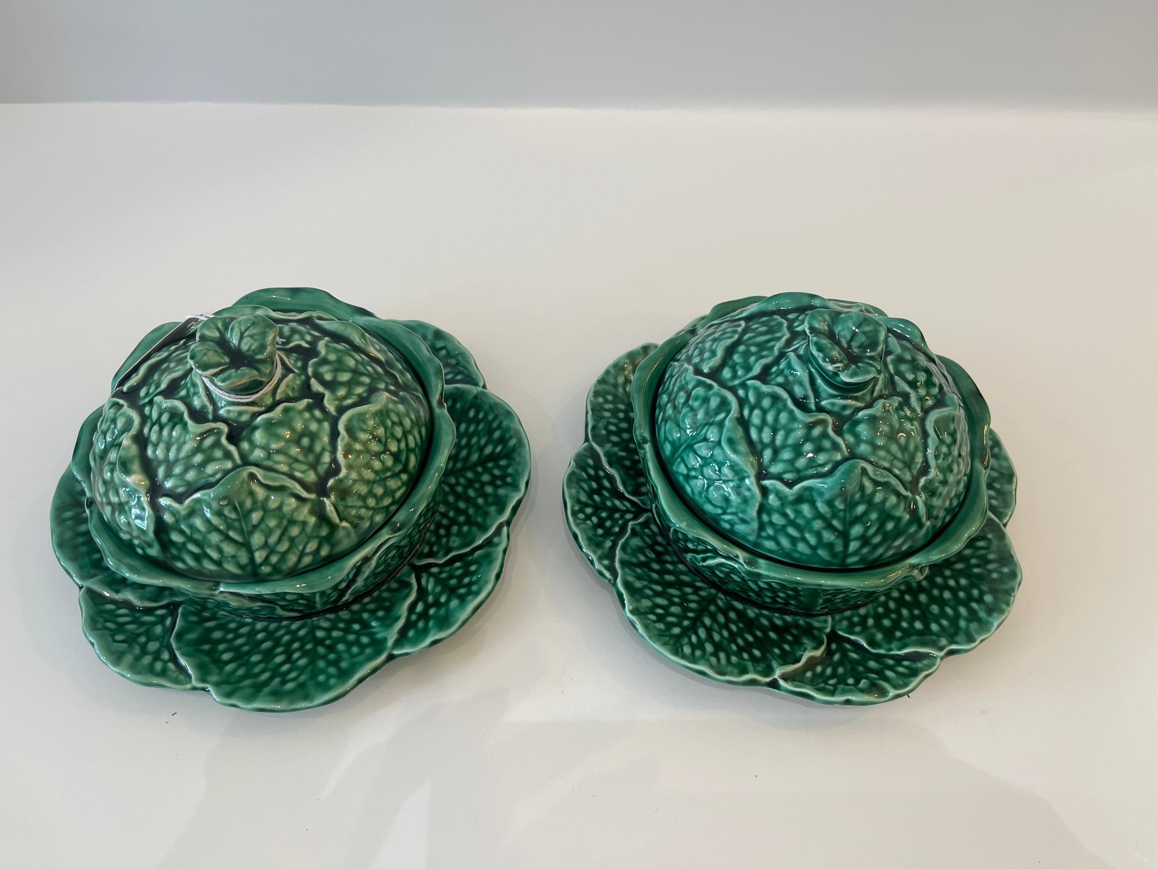 Acaba de llegar este Par de  Mayólica francesa  Col verde pequeña  Soperas con tapa,  por la famosa Manufactura de Sarreguemines.
Estas encantadoras soperas pueden utilizarse de muchas formas distintas.
Están en excelente estado, sin desconchones ni