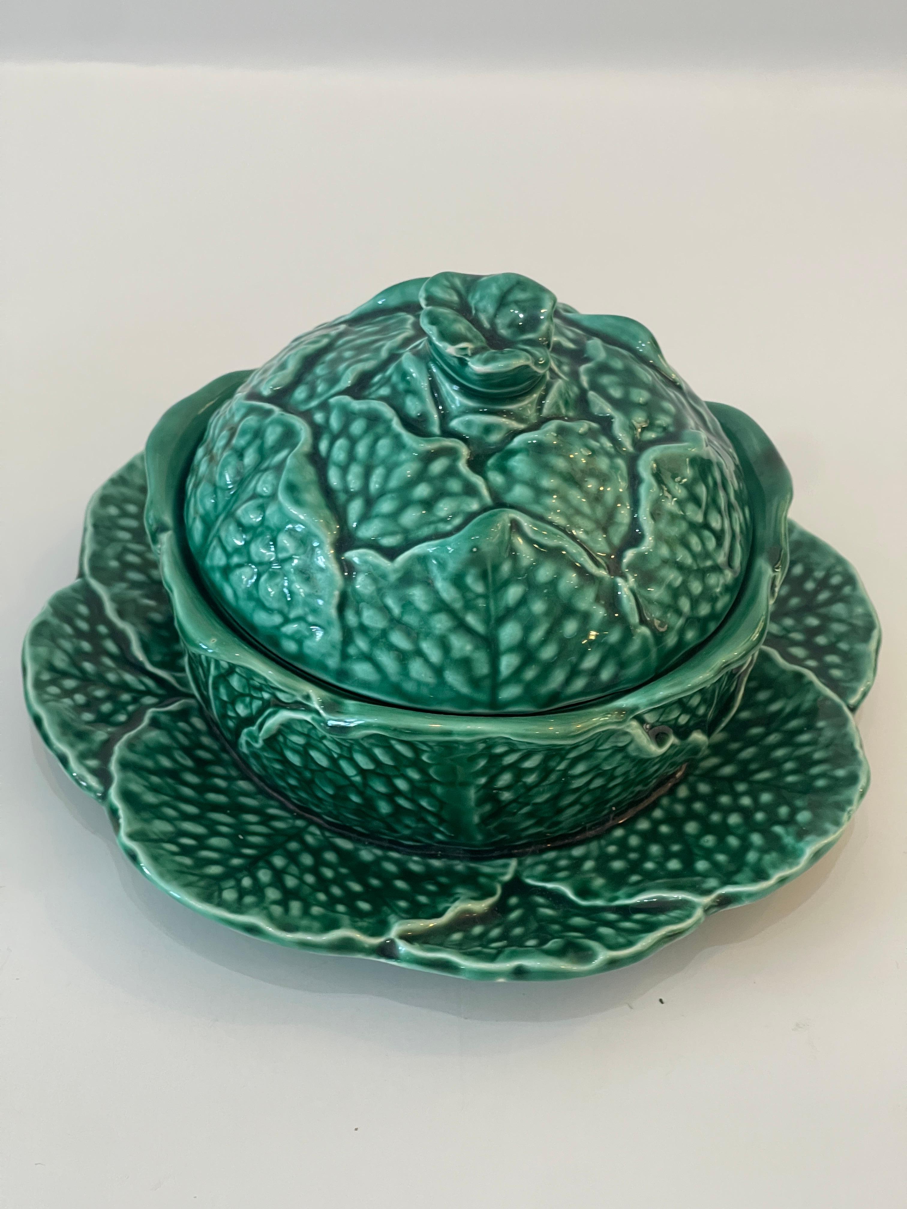 Pareja de pequeñas soperas francesas de mayólica verde con tapa, Sarreguemines Provincial francés en venta