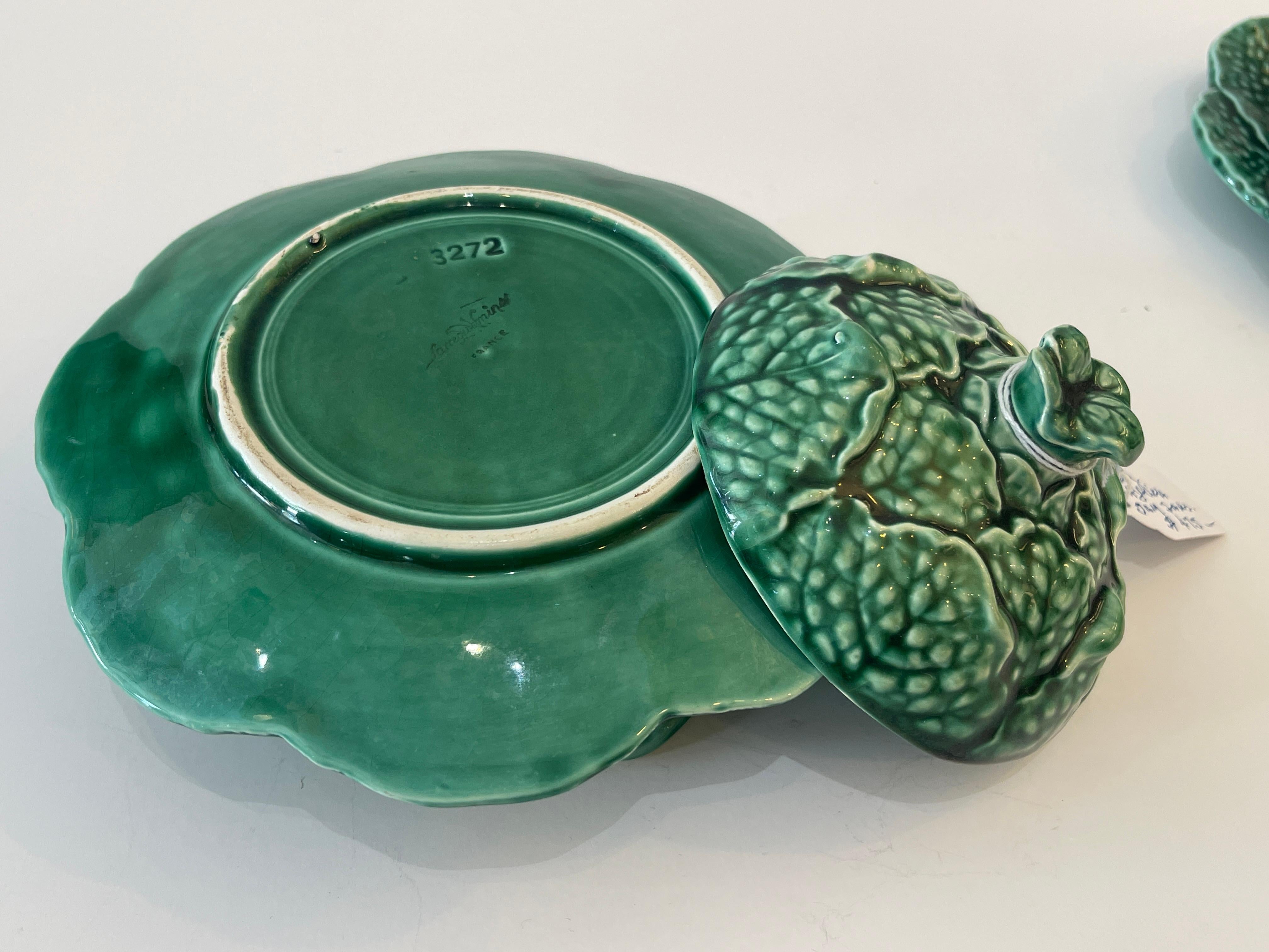 Pareja de pequeñas soperas francesas de mayólica verde con tapa, Sarreguemines siglo XX en venta
