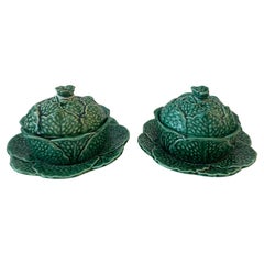 Coppia di piccole zuppiere in maiolica francese ricoperte di cavoli verdi, Sarreguemines