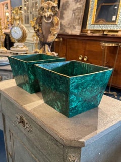 Coppia di fioriere francesi in malachite con finiture in ottone