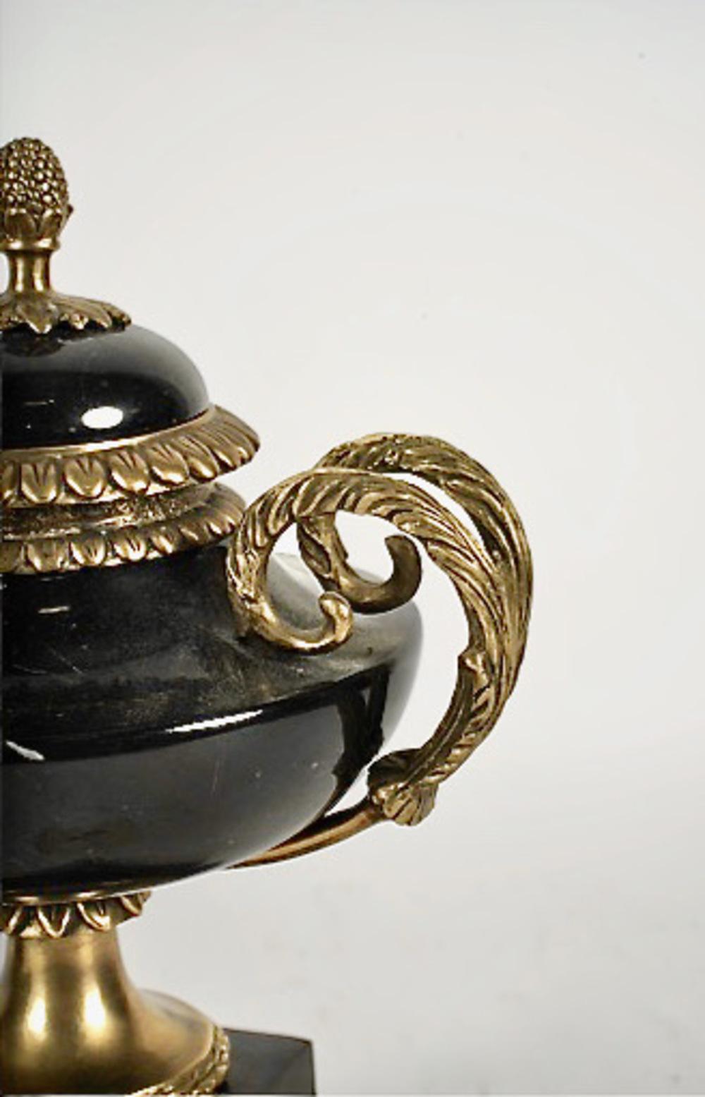 Neoclassico Coppia di urne francesi ricoperte di marmo e bronzo in vendita