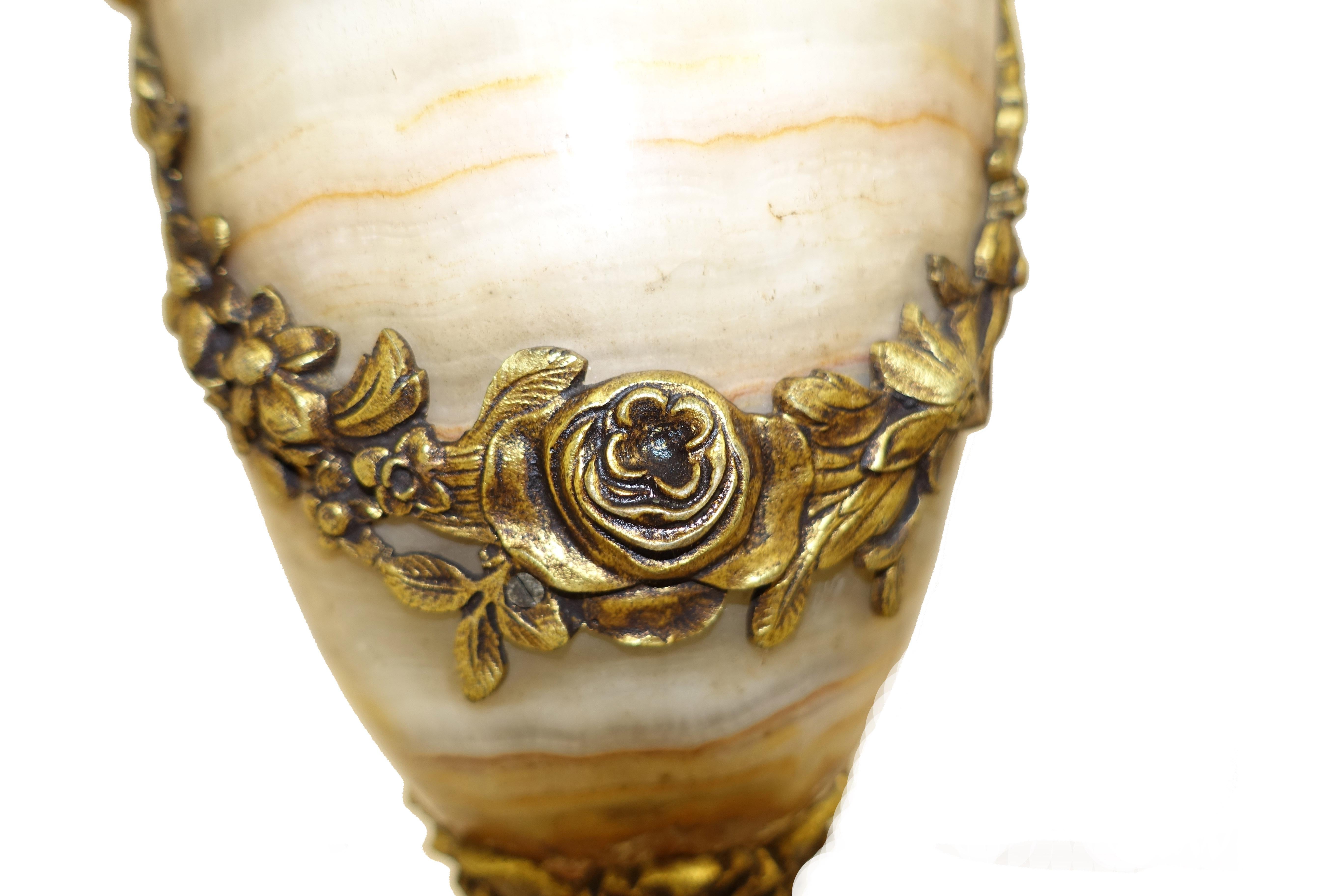 Paire d'urnes anciennes Cassolette en marbre français et bronze doré en vente 5